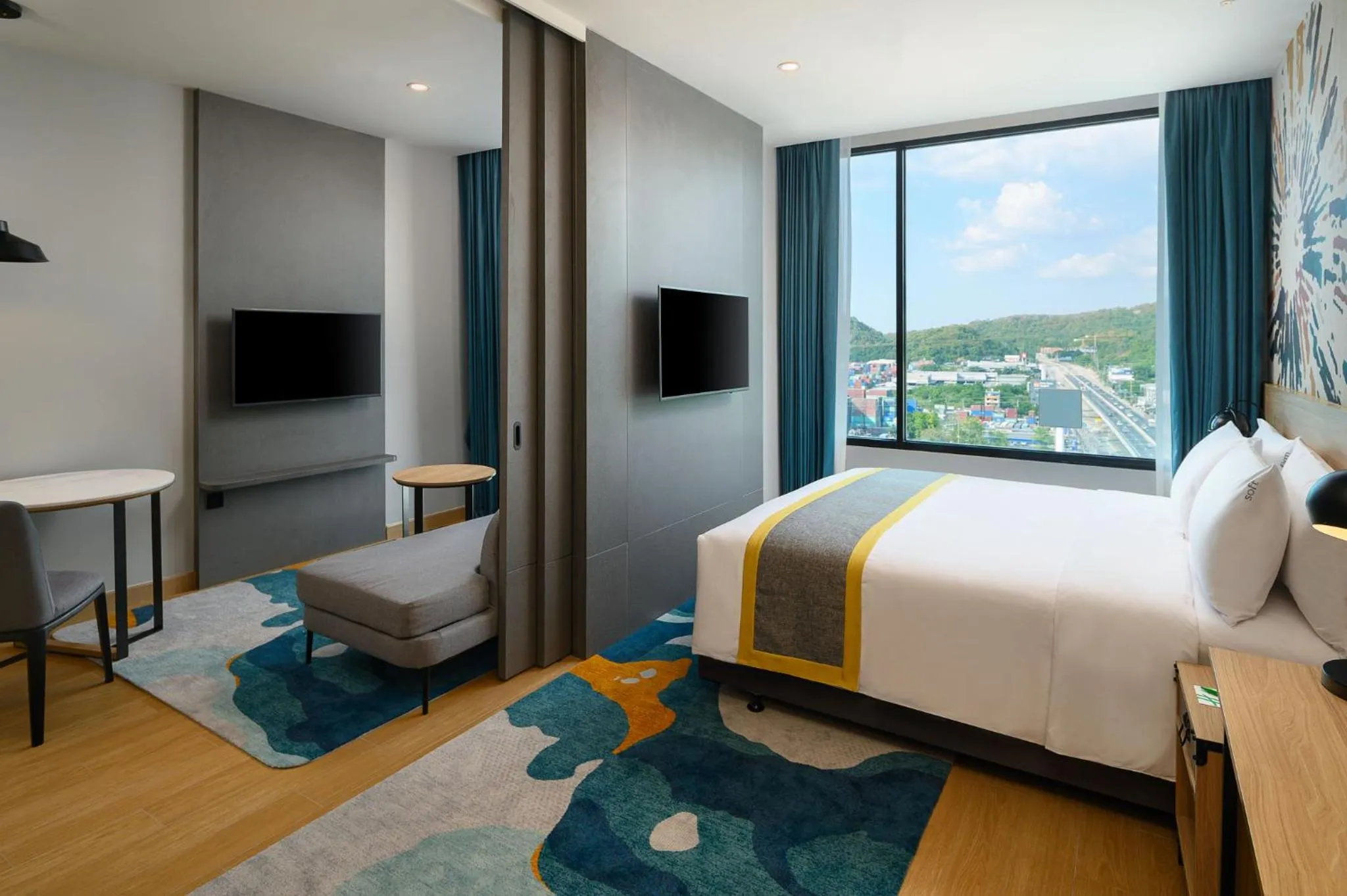 Communal lounge/ TV room, Bed in Holiday Inn & Suites Siracha Laemchabang by IHG