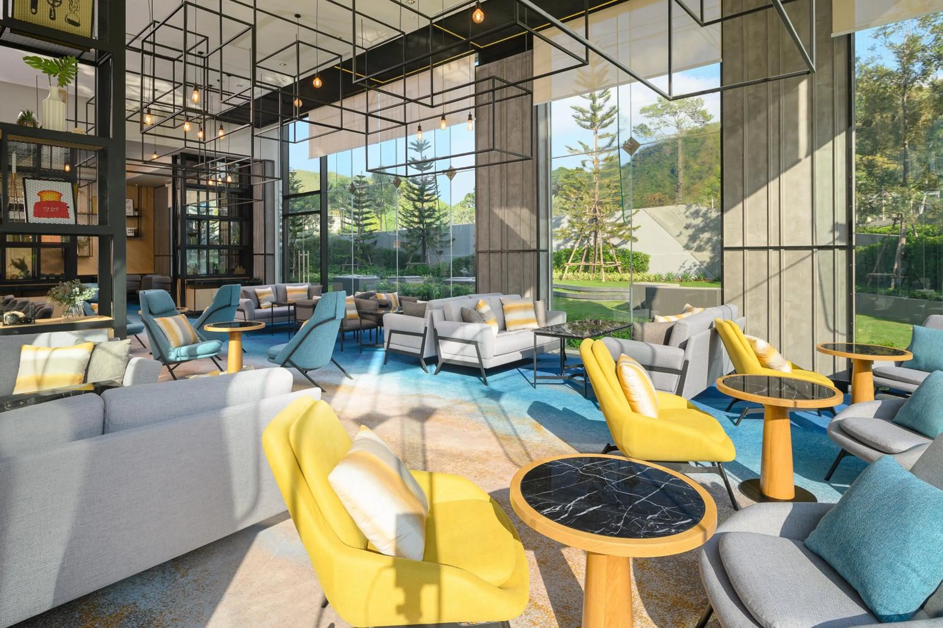 Lounge or bar in Holiday Inn & Suites Siracha Laemchabang by IHG