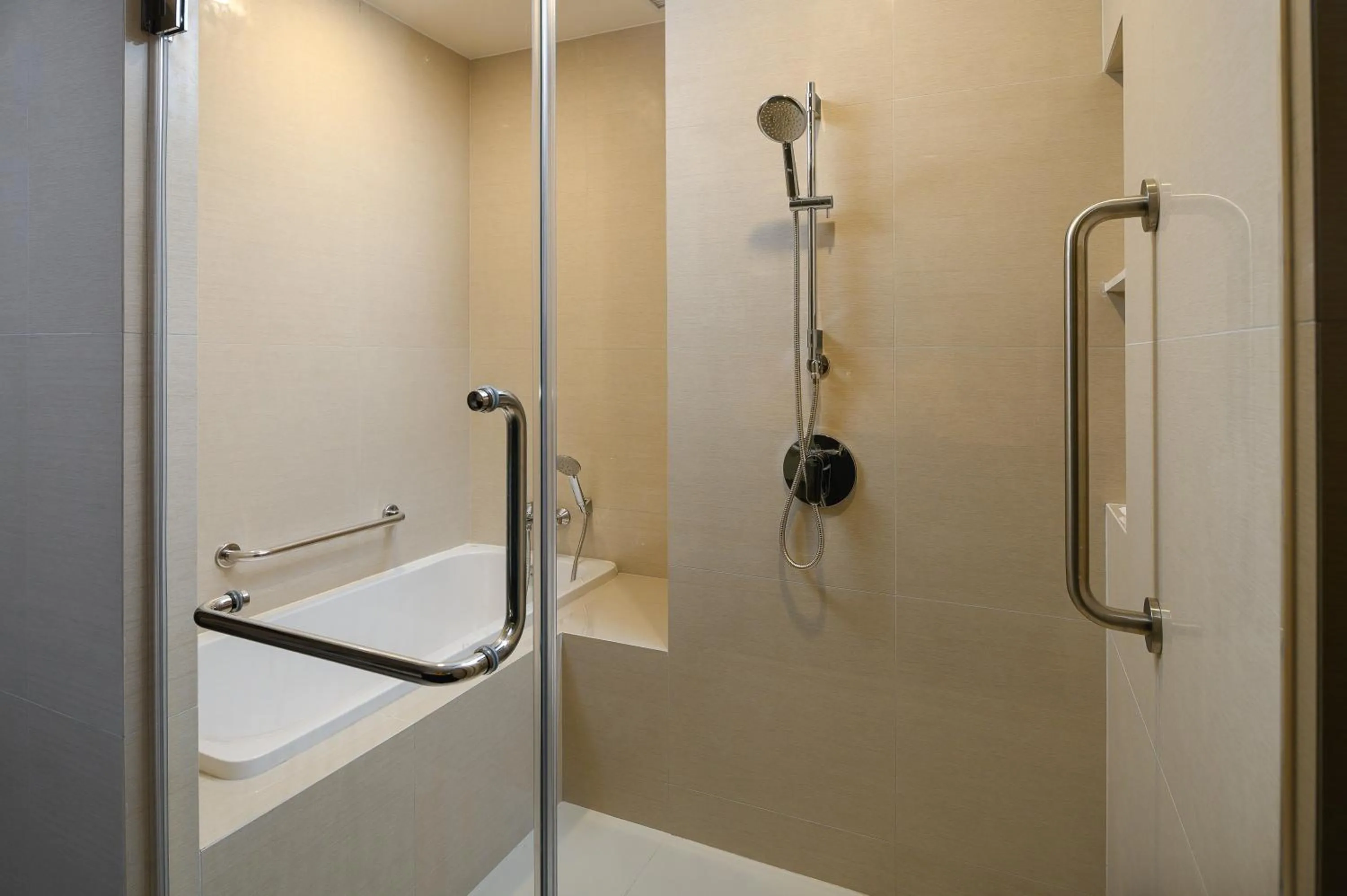 Bathroom in Holiday Inn & Suites Siracha Laemchabang by IHG