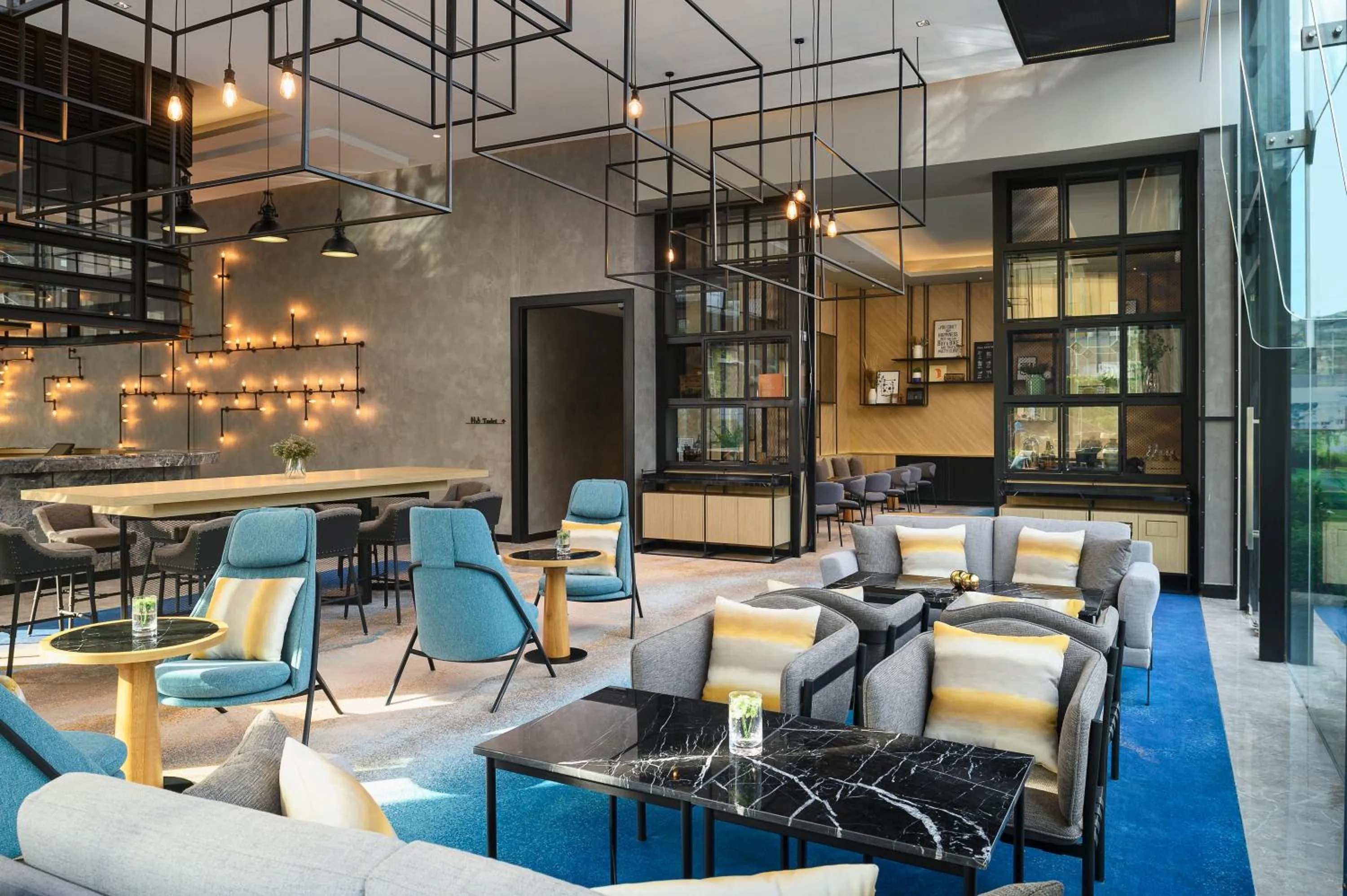 Lounge or bar in Holiday Inn & Suites Siracha Laemchabang by IHG