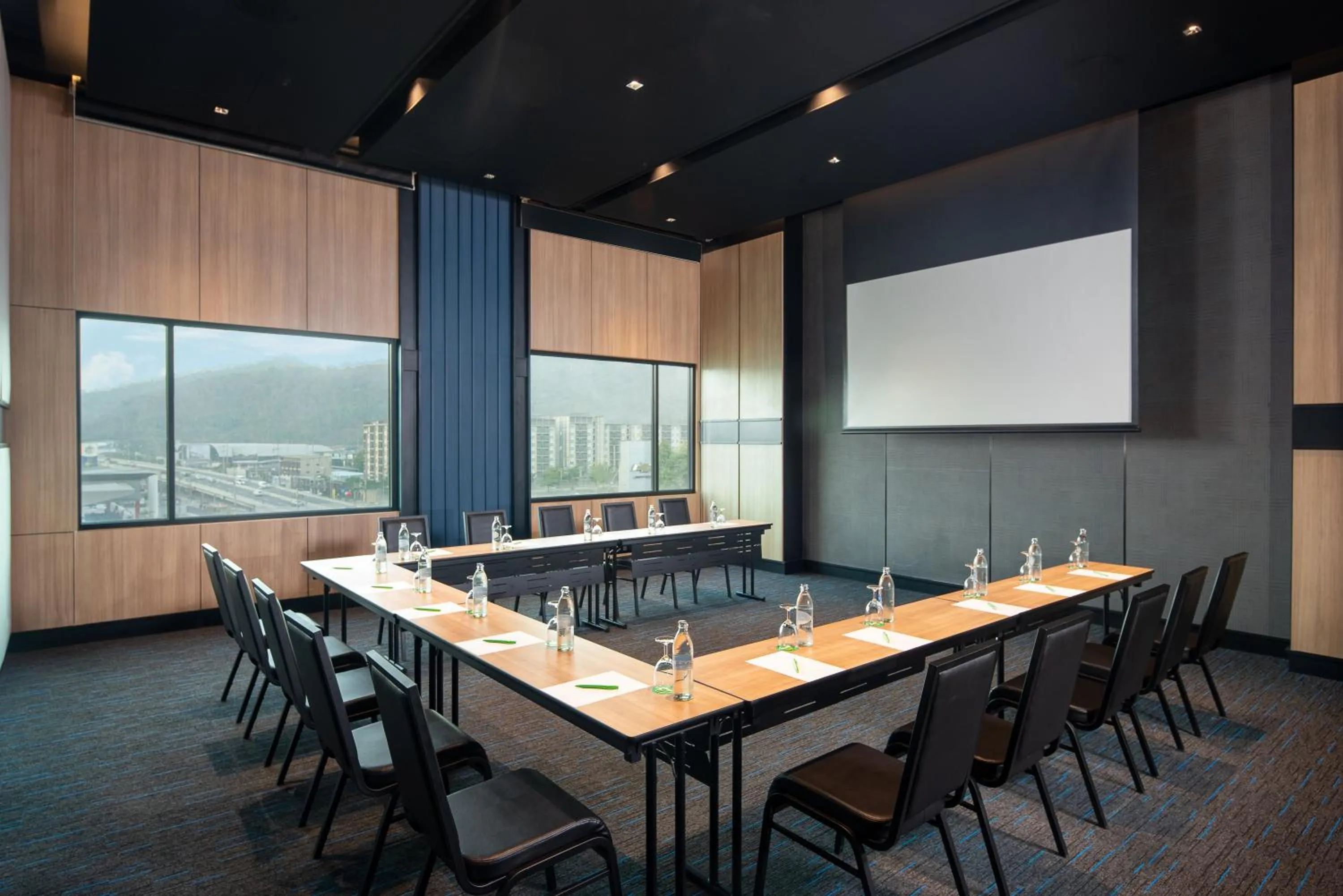 Meeting/conference room in Holiday Inn & Suites Siracha Laemchabang by IHG