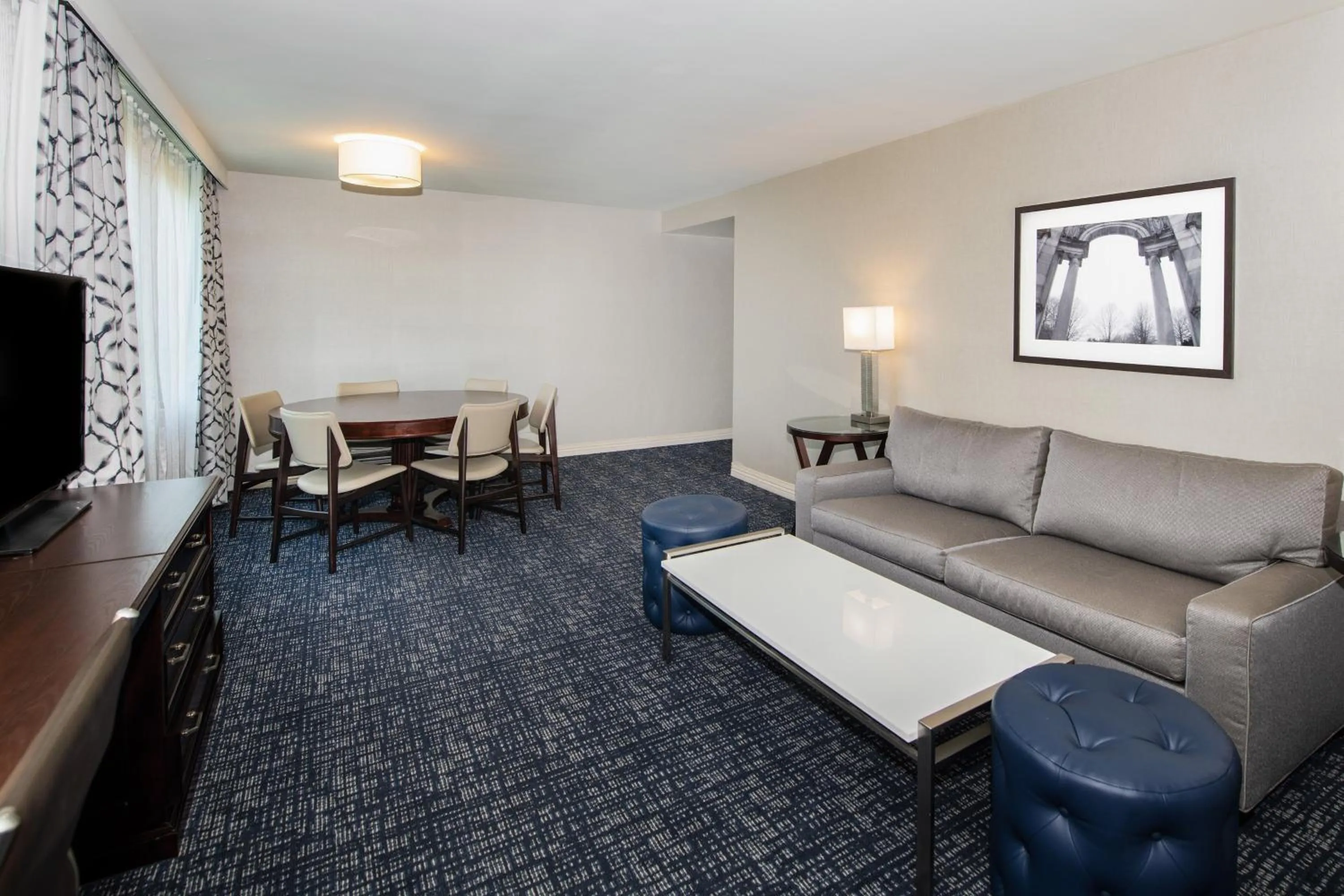Photo of the whole room in Sheraton Suites Philadelphia Airport
