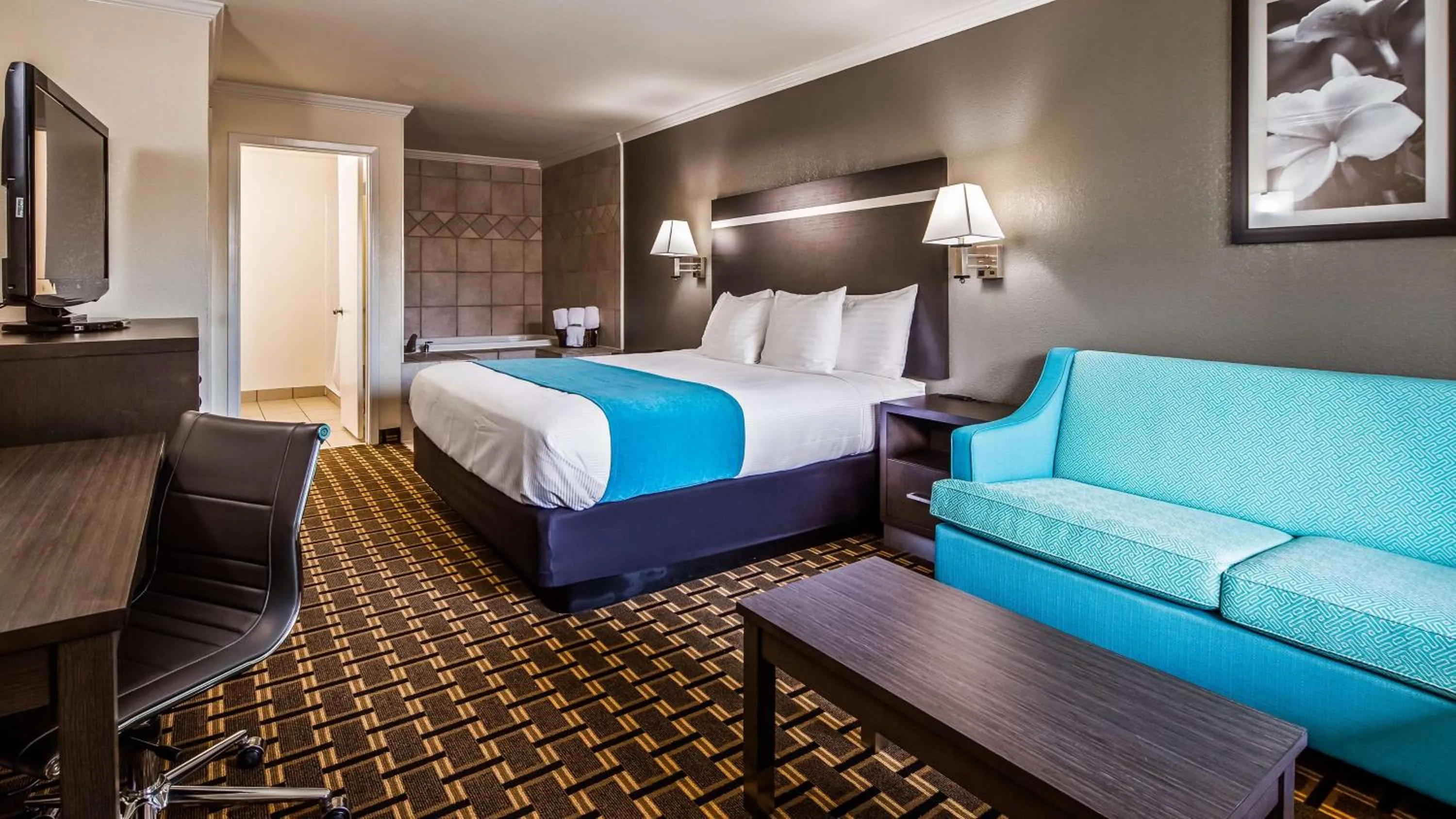 Photo of the whole room, Bed in Best Western Garden Inn