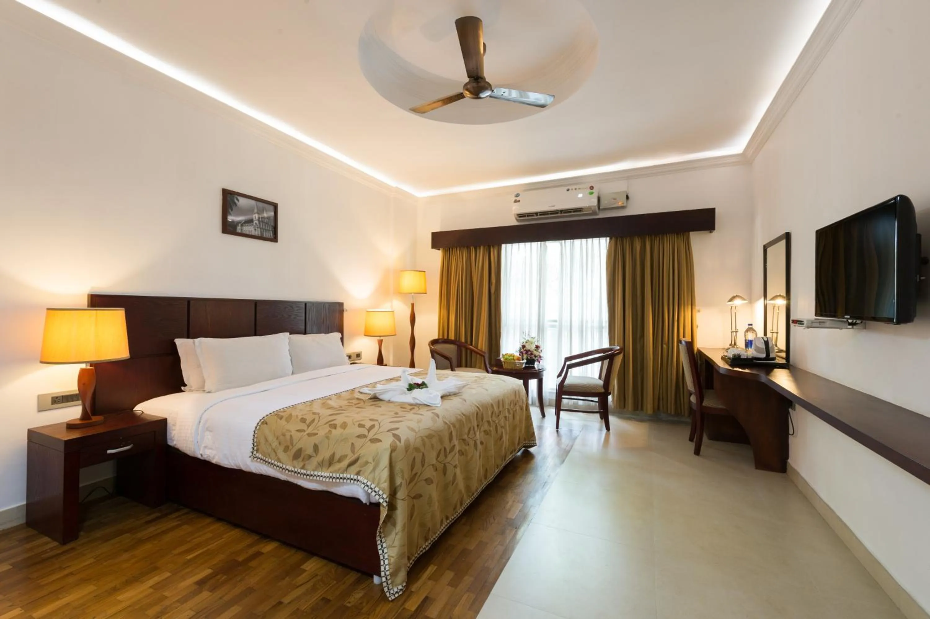 Communal lounge/ TV room in No. 18 Hotel