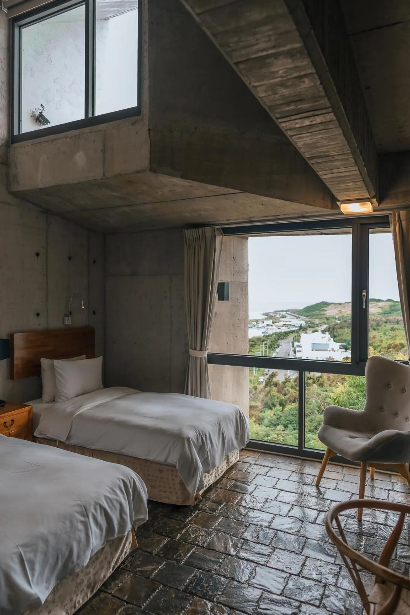 Photo of the whole room, Bed in The Light