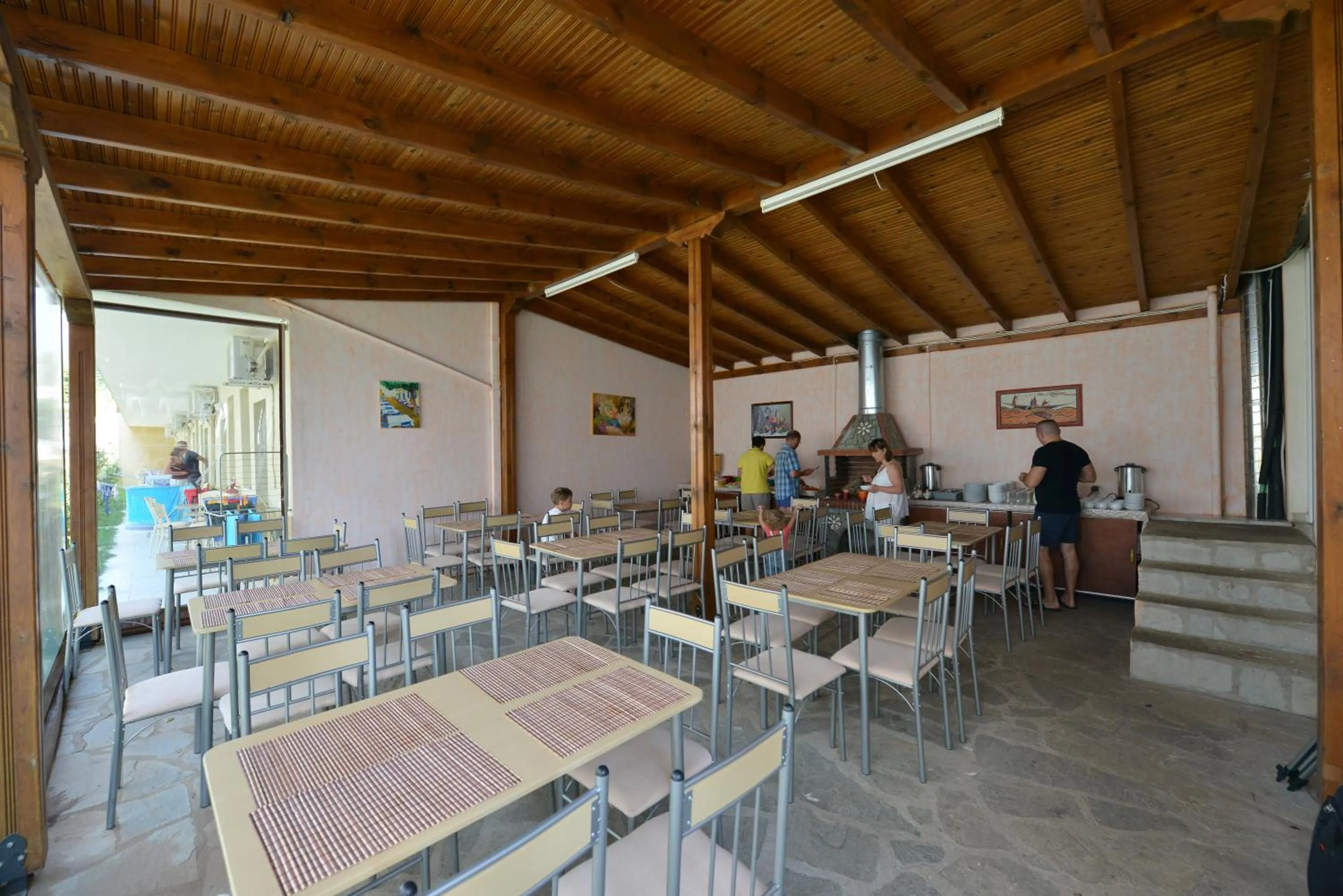 Restaurant/places to eat in Anna Christina Apartments