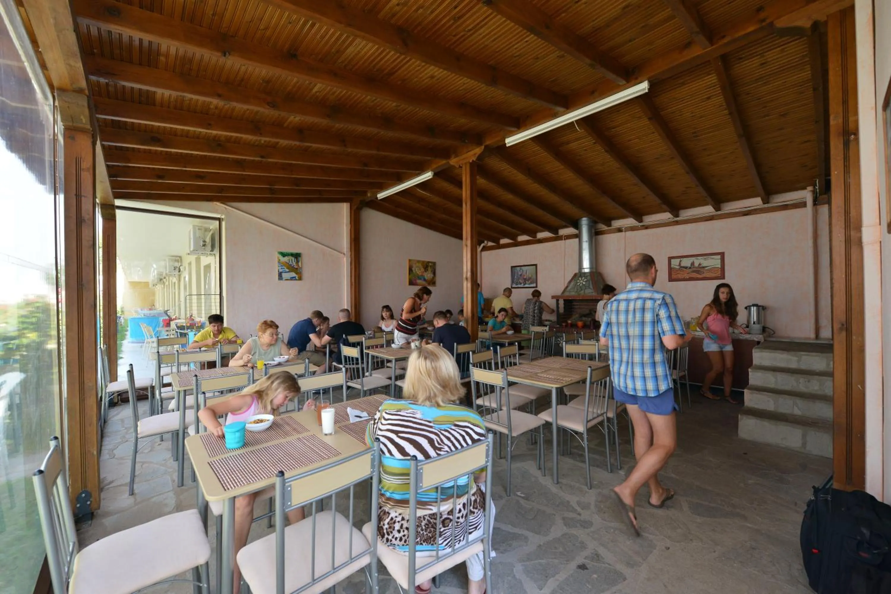 Restaurant/places to eat in Anna Christina Apartments