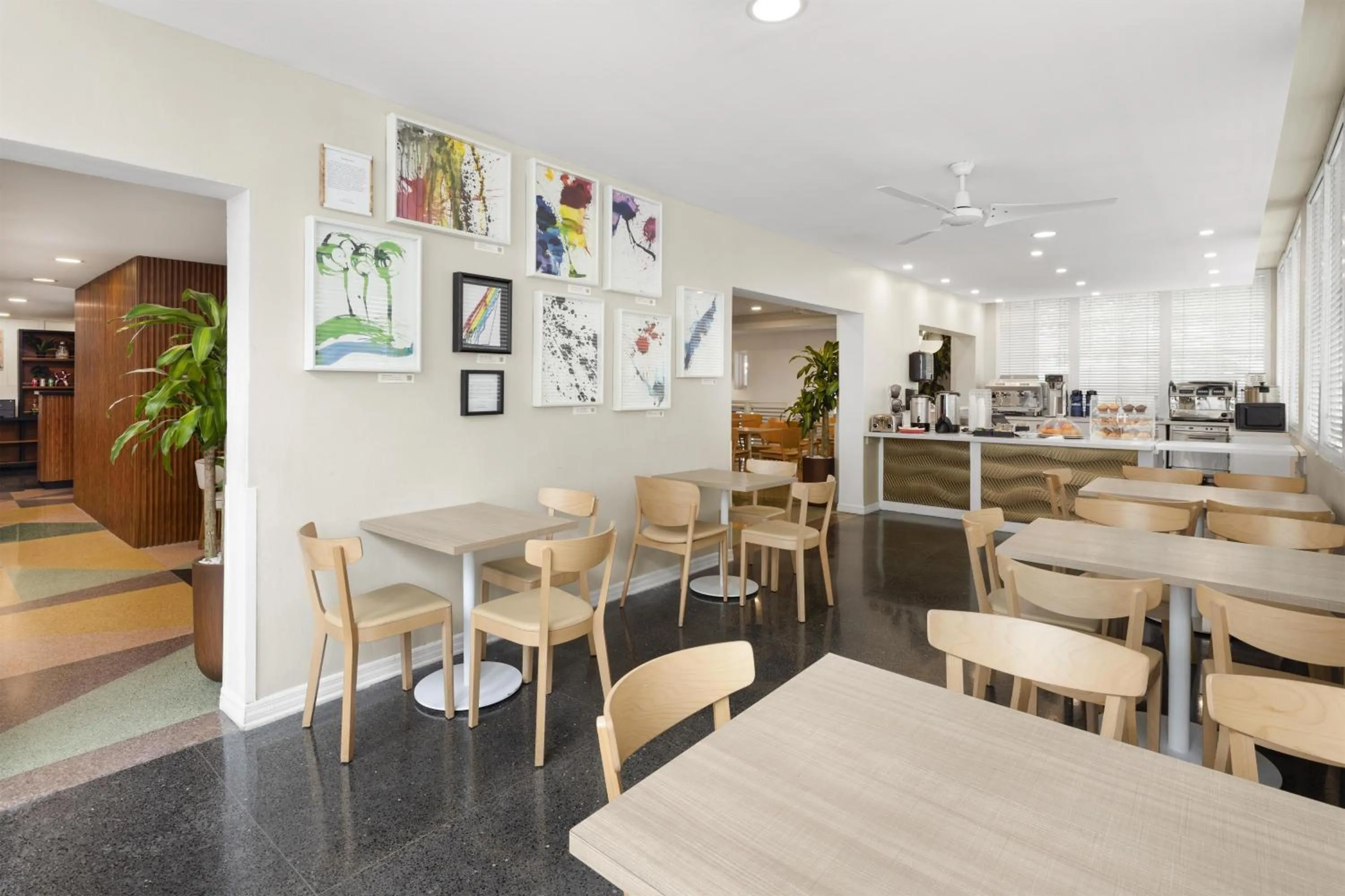 Restaurant/places to eat in Townhouse Hotel, BW Signature Collection