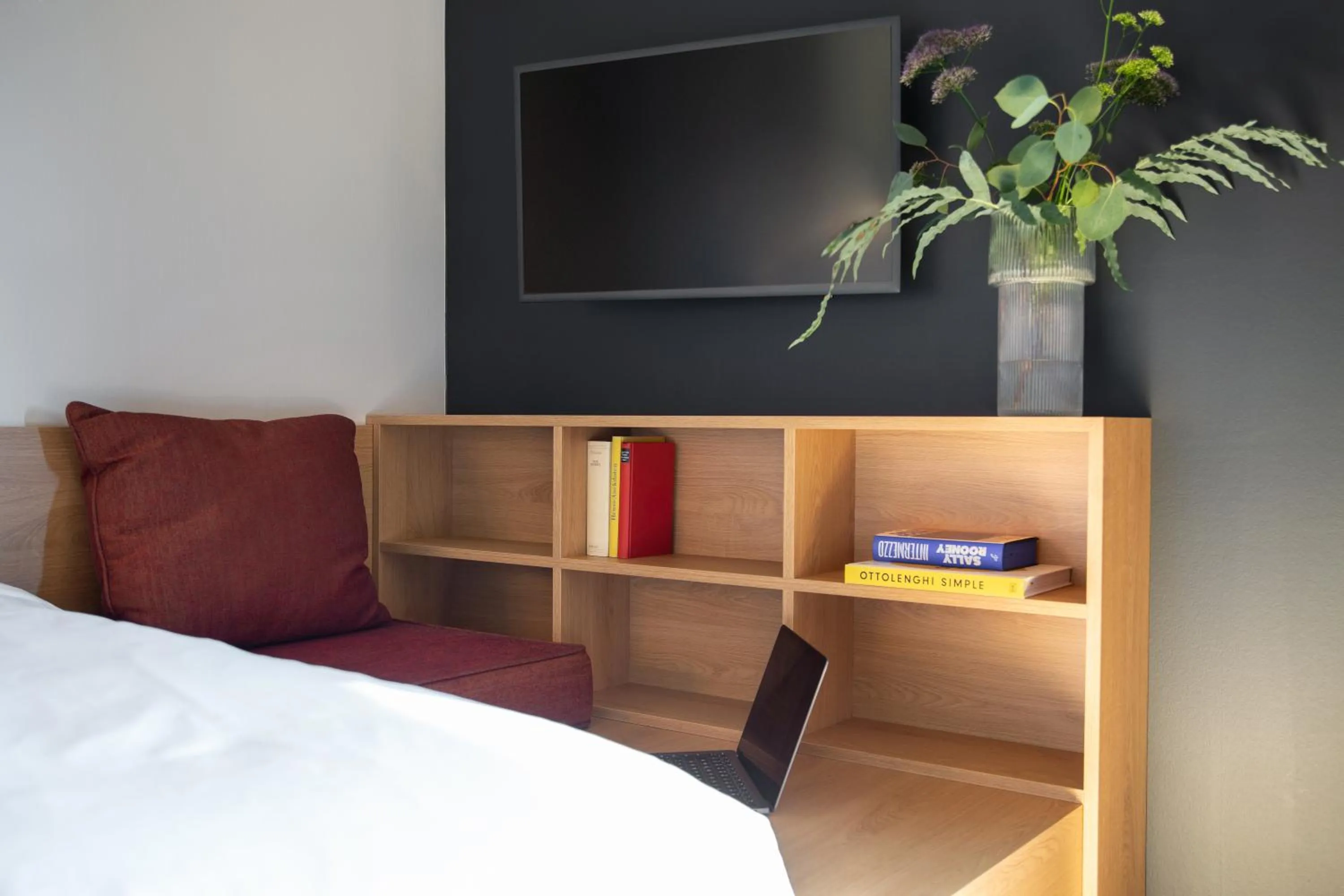 Bed in STAYERY Bielefeld Hauptbahnhof