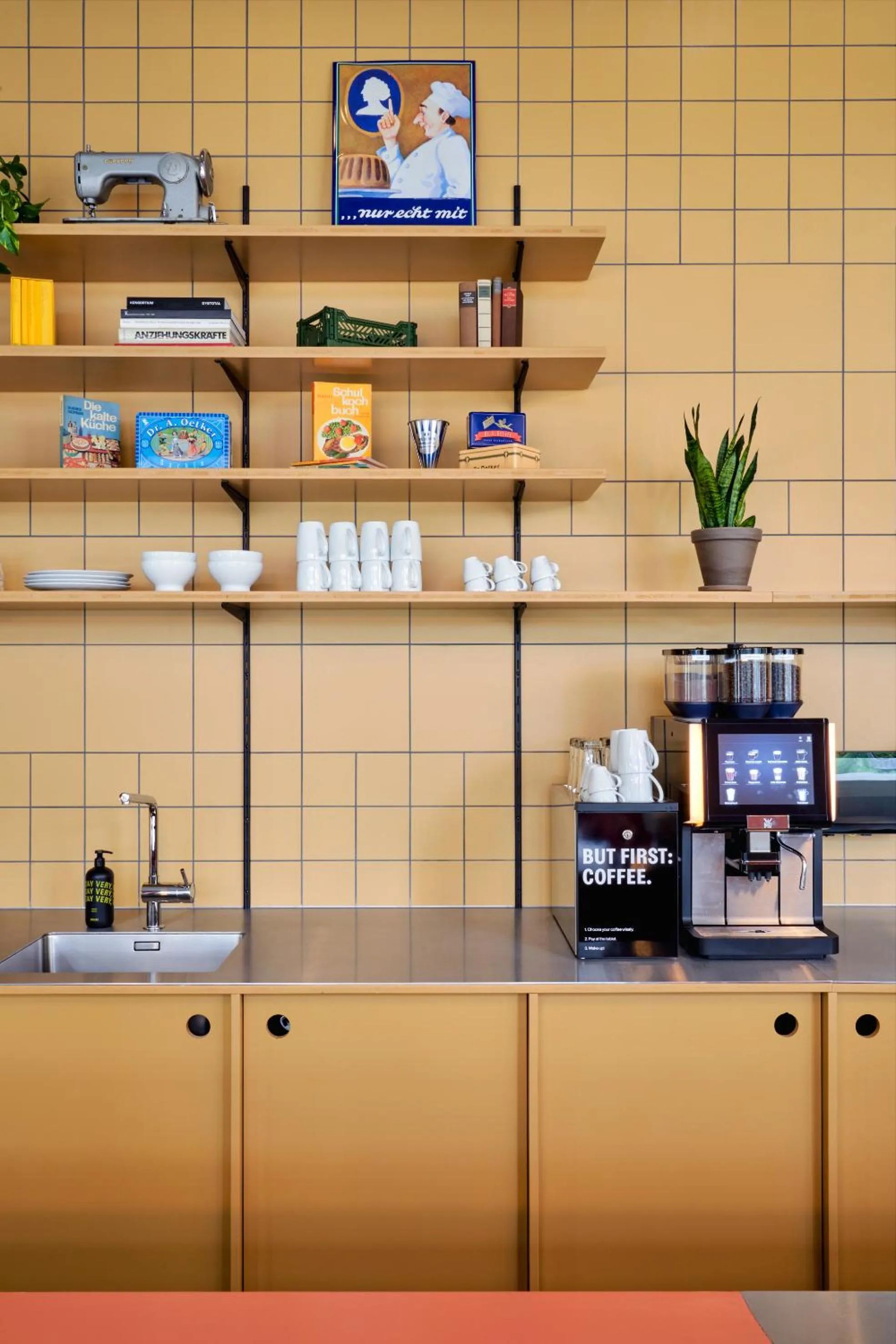 Communal lounge/ TV room in STAYERY Bielefeld Hauptbahnhof