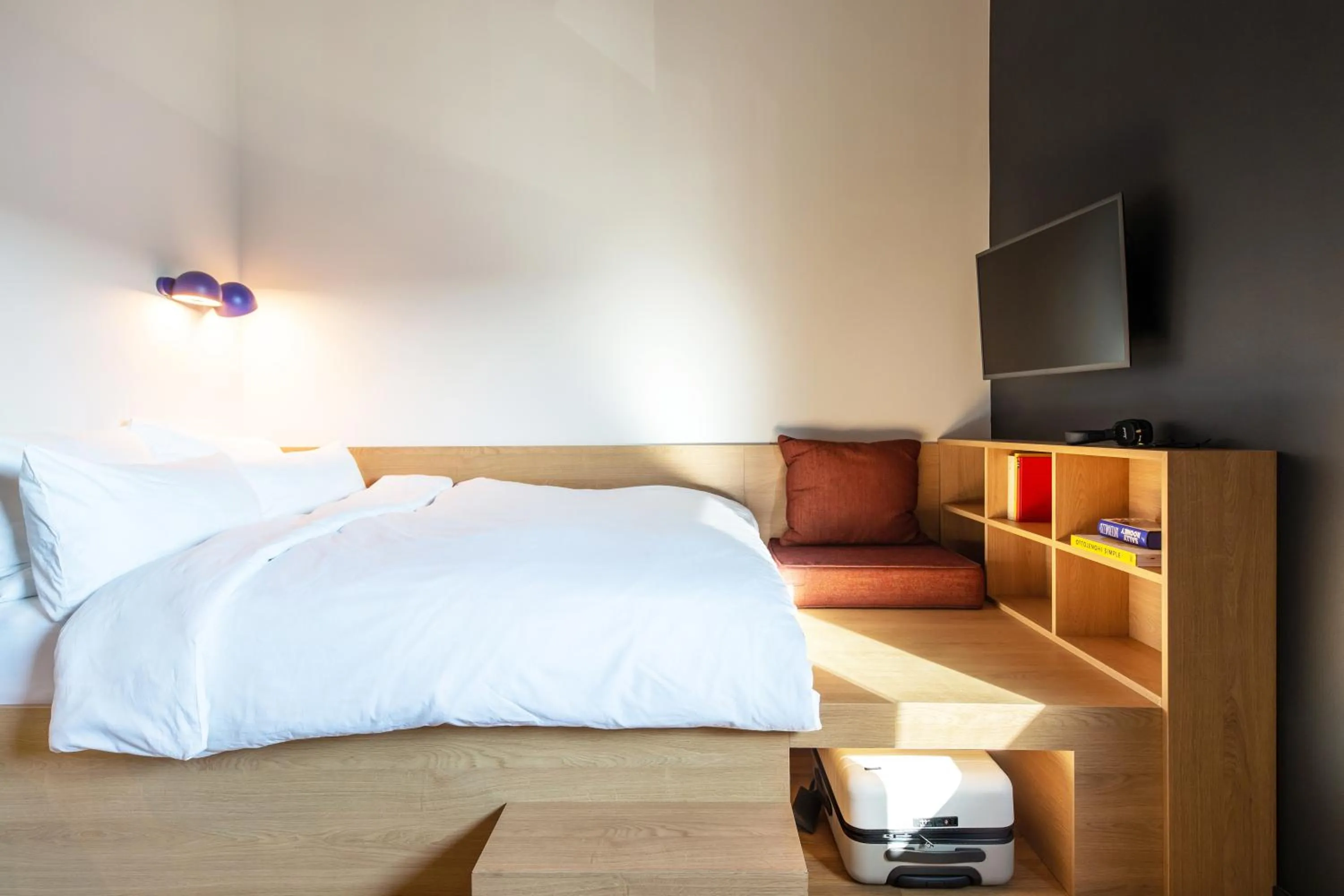 Bed in STAYERY Bielefeld Hauptbahnhof