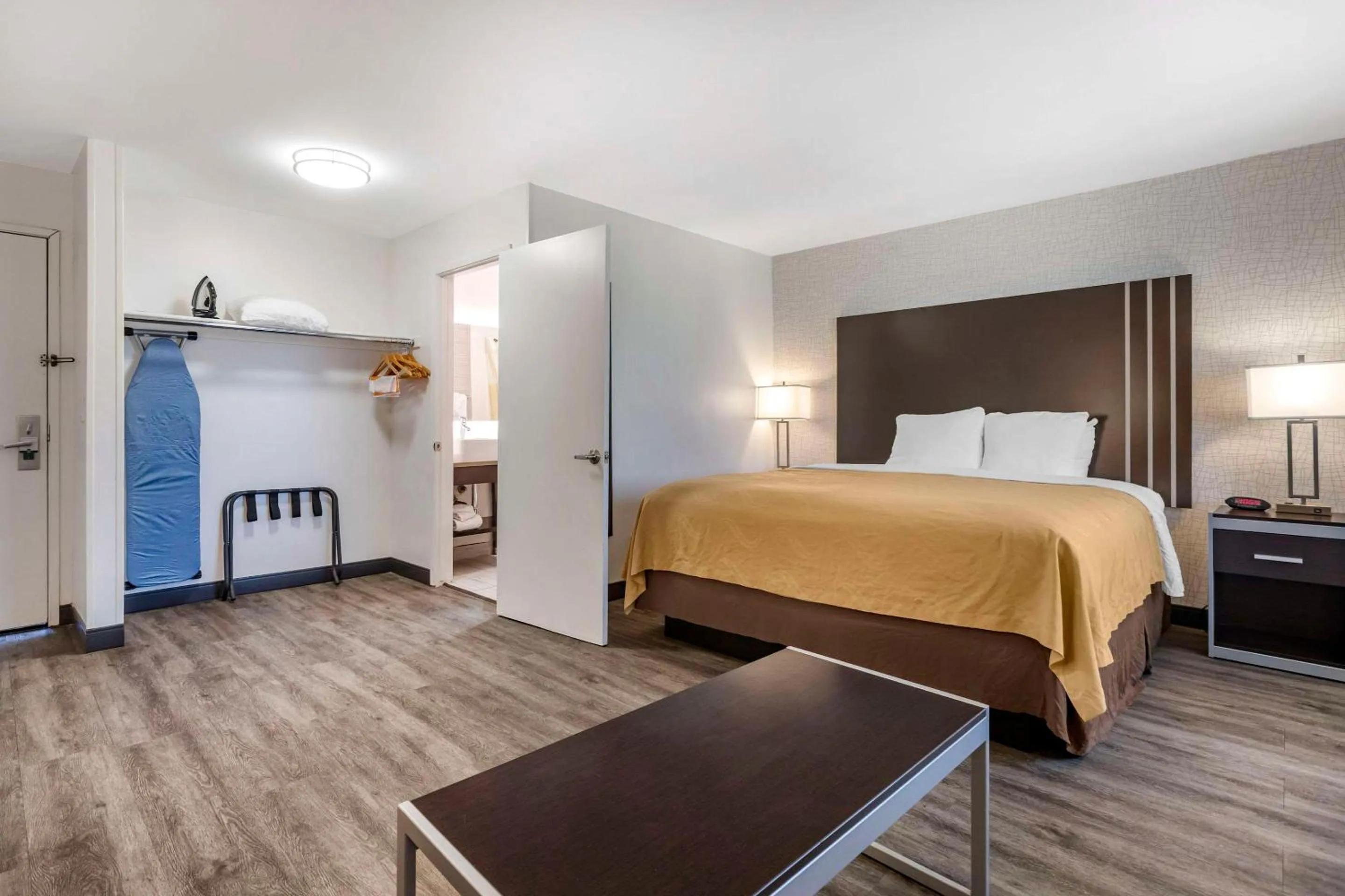 Bedroom, Bed in Quality Inn Burbank Airport