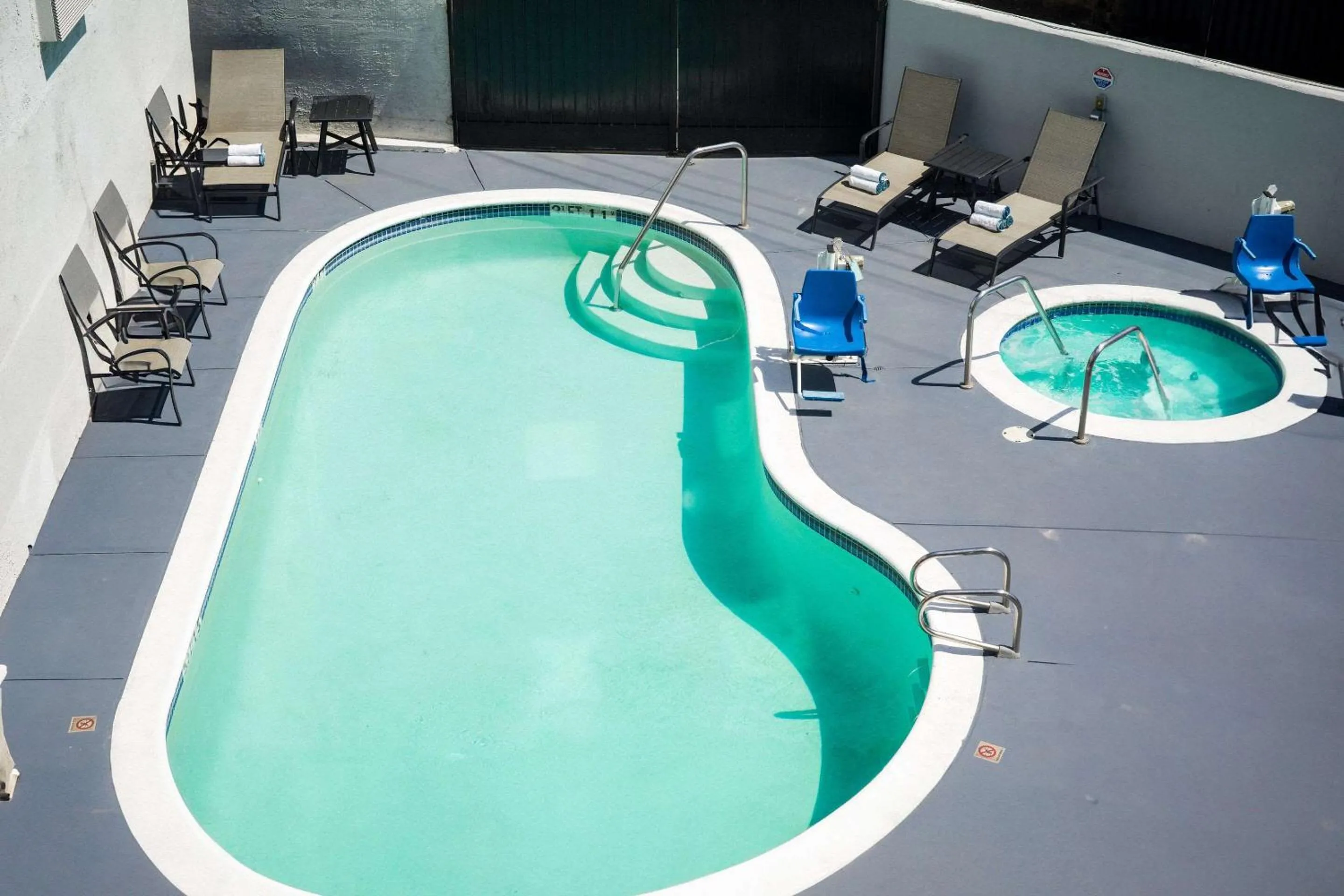 Swimming pool in Quality Inn Burbank Airport
