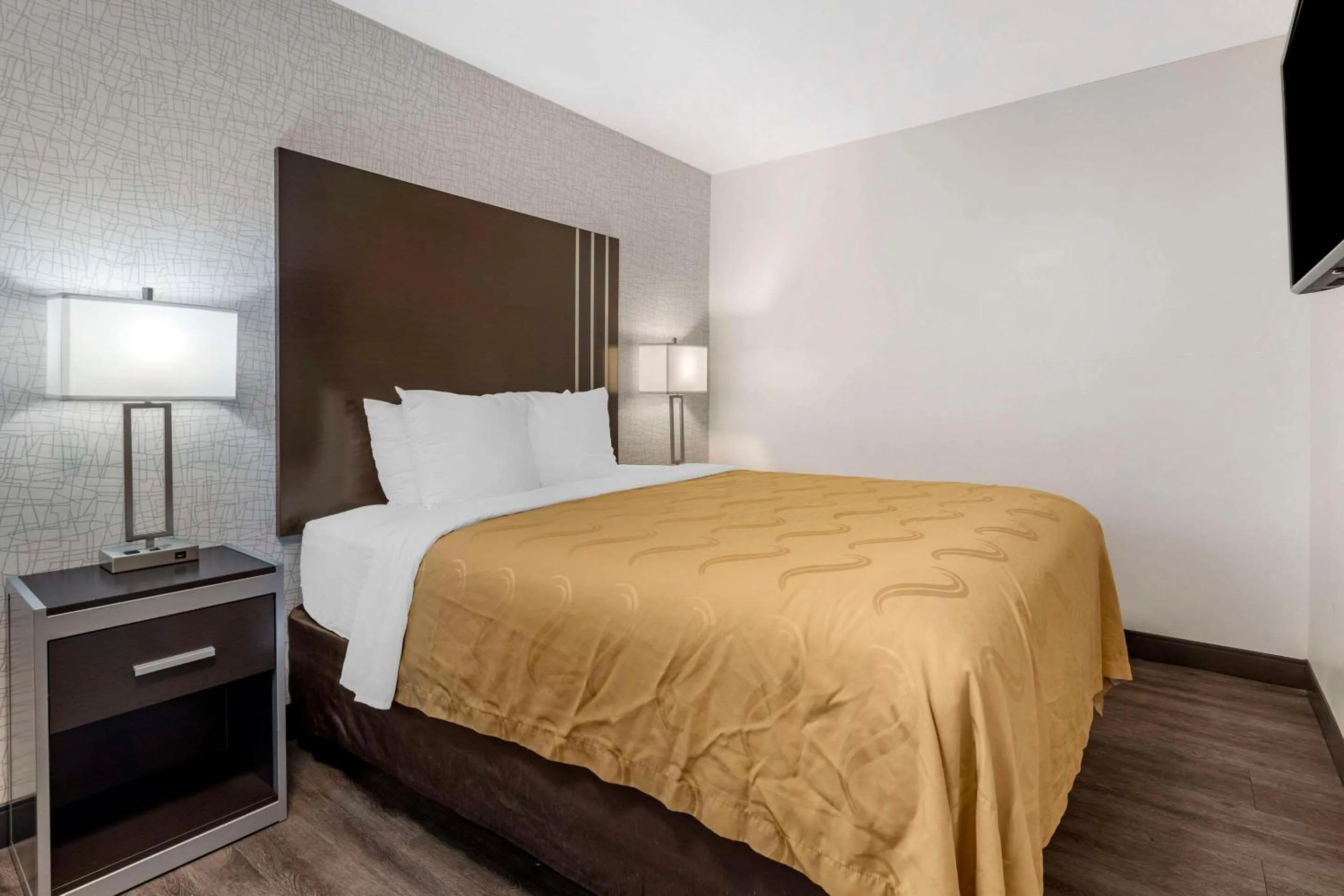 Bedroom, Bed in Quality Inn Burbank Airport