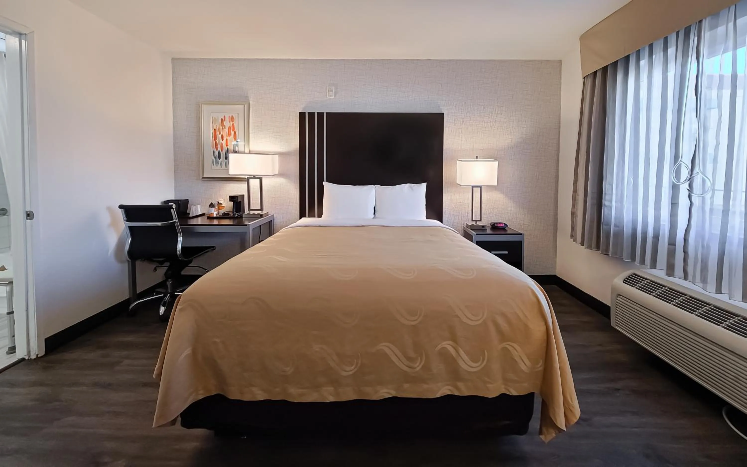 Bedroom, Bed in Quality Inn Burbank Airport