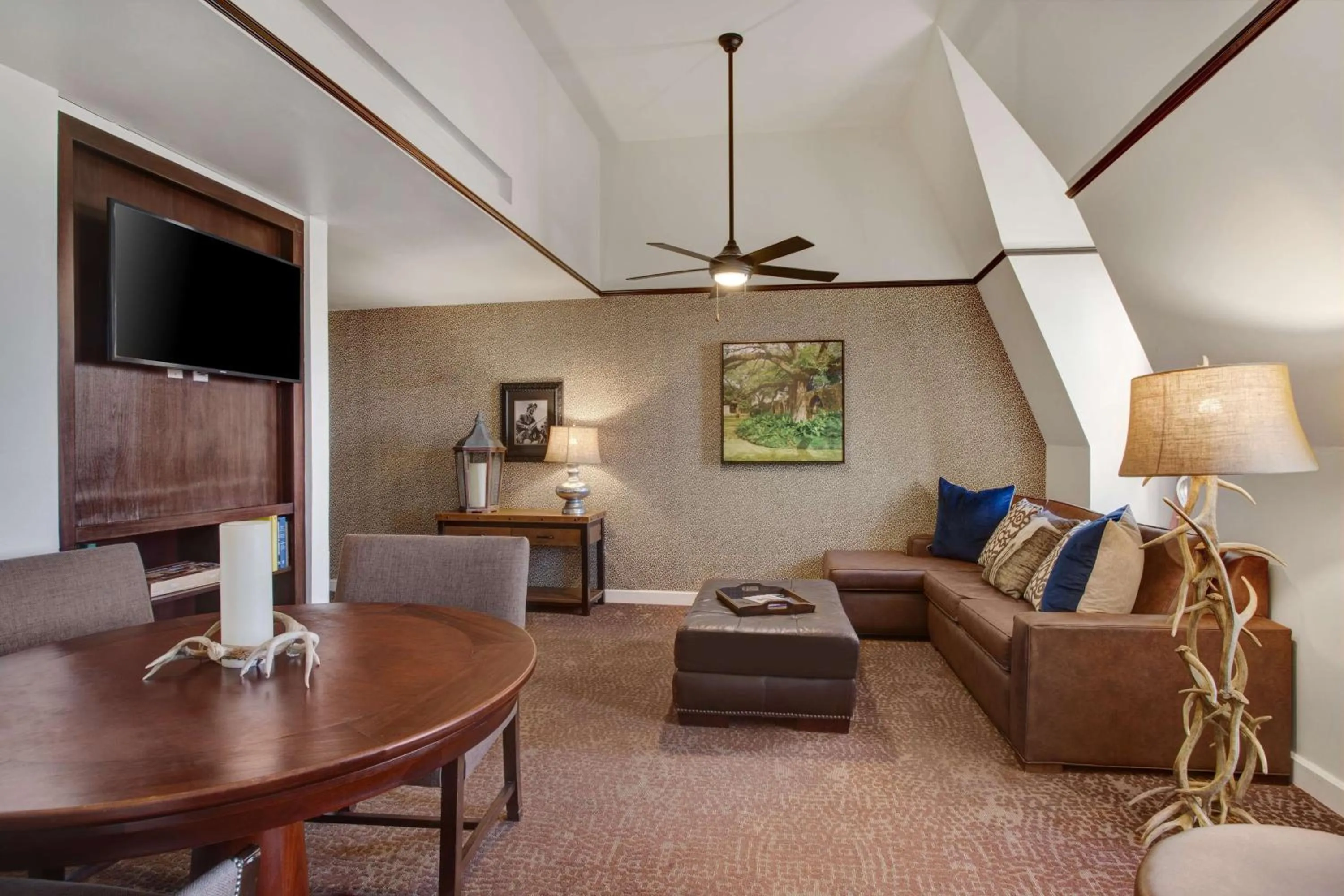 Living room in The Emily Morgan Hotel - A DoubleTree by Hilton