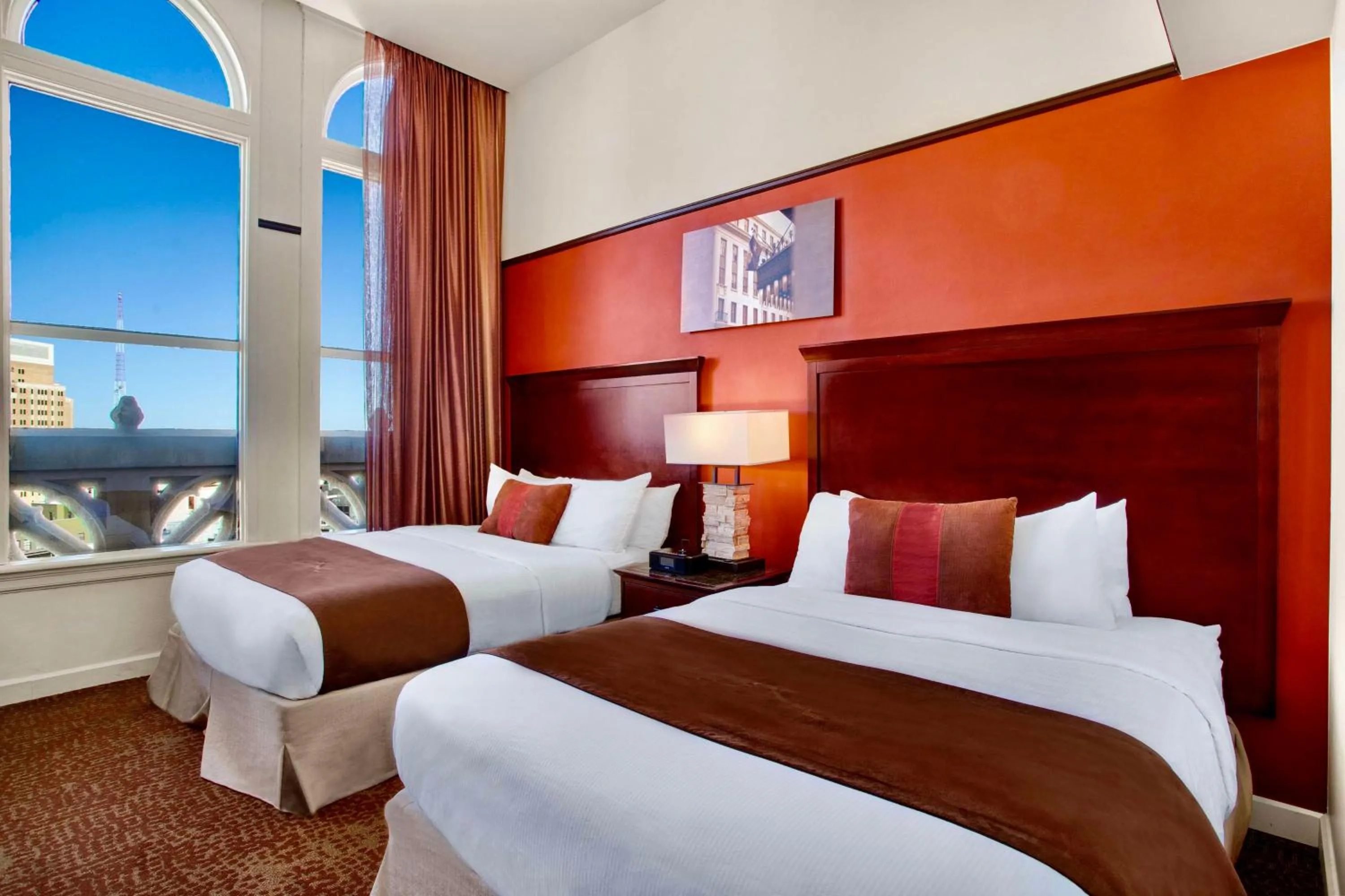 Bed in The Emily Morgan Hotel - A DoubleTree by Hilton