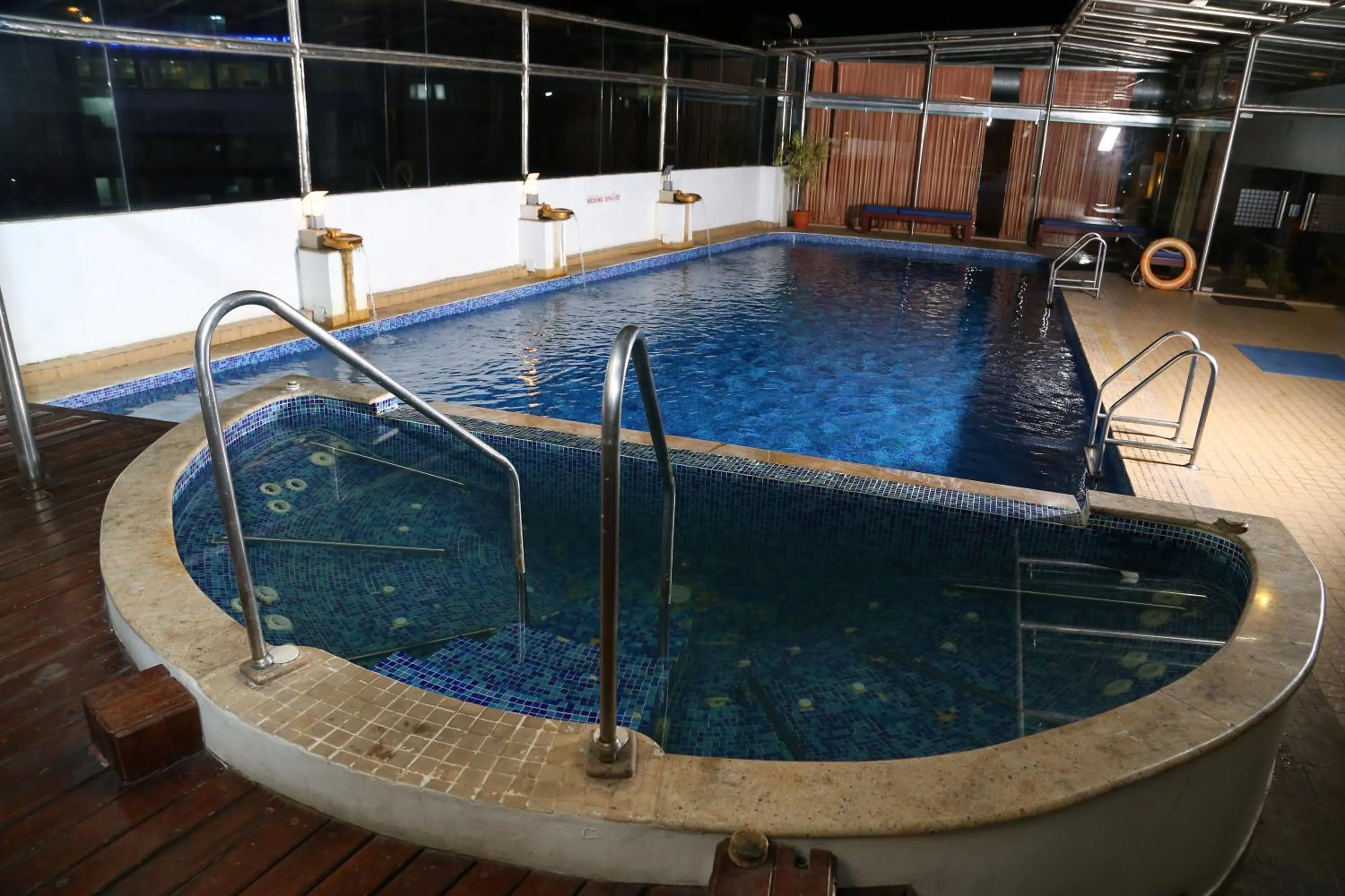 Swimming pool in Gokulam Park Hotel & Convention Centre