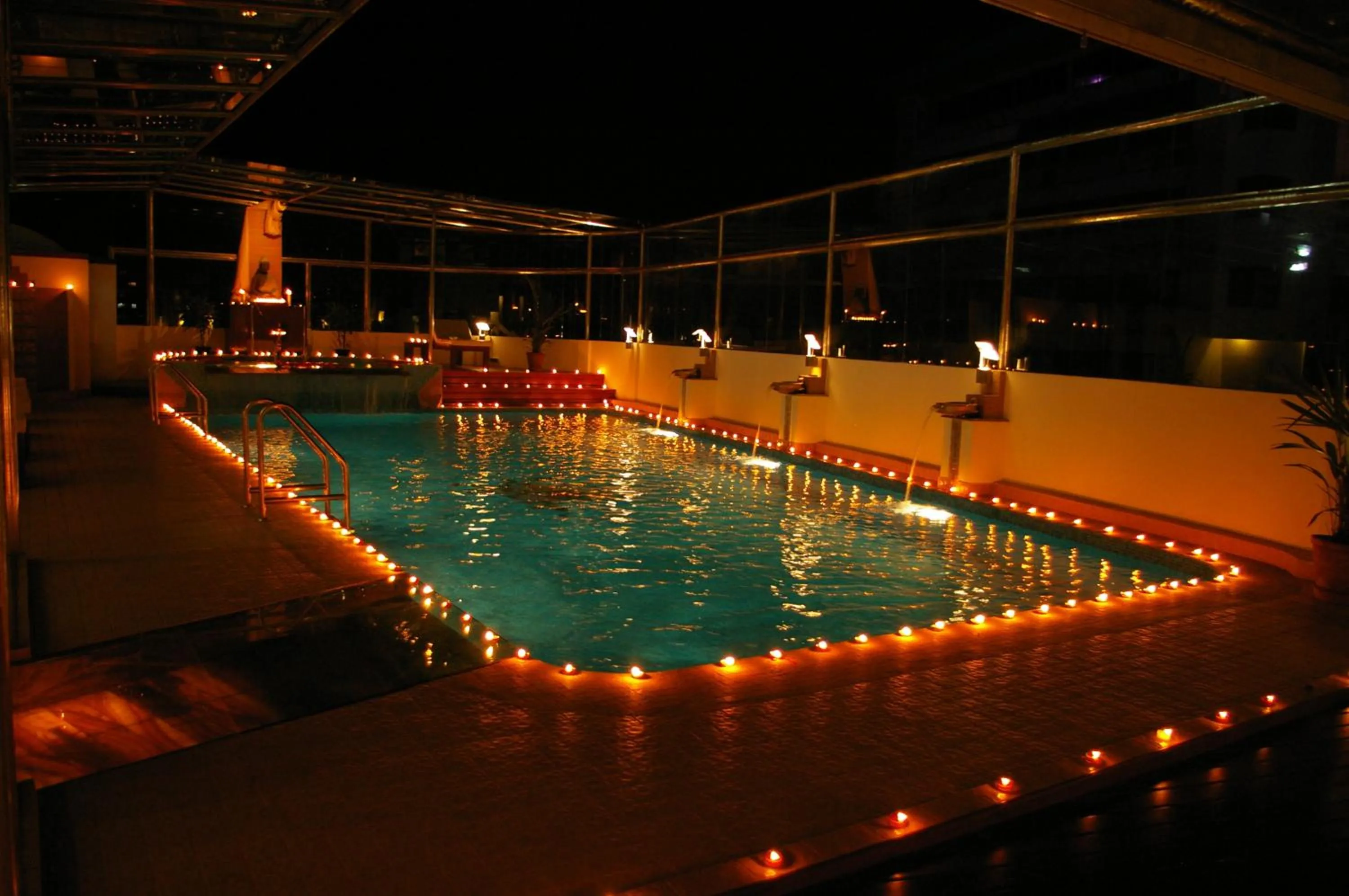 Swimming pool in Gokulam Park Hotel & Convention Centre