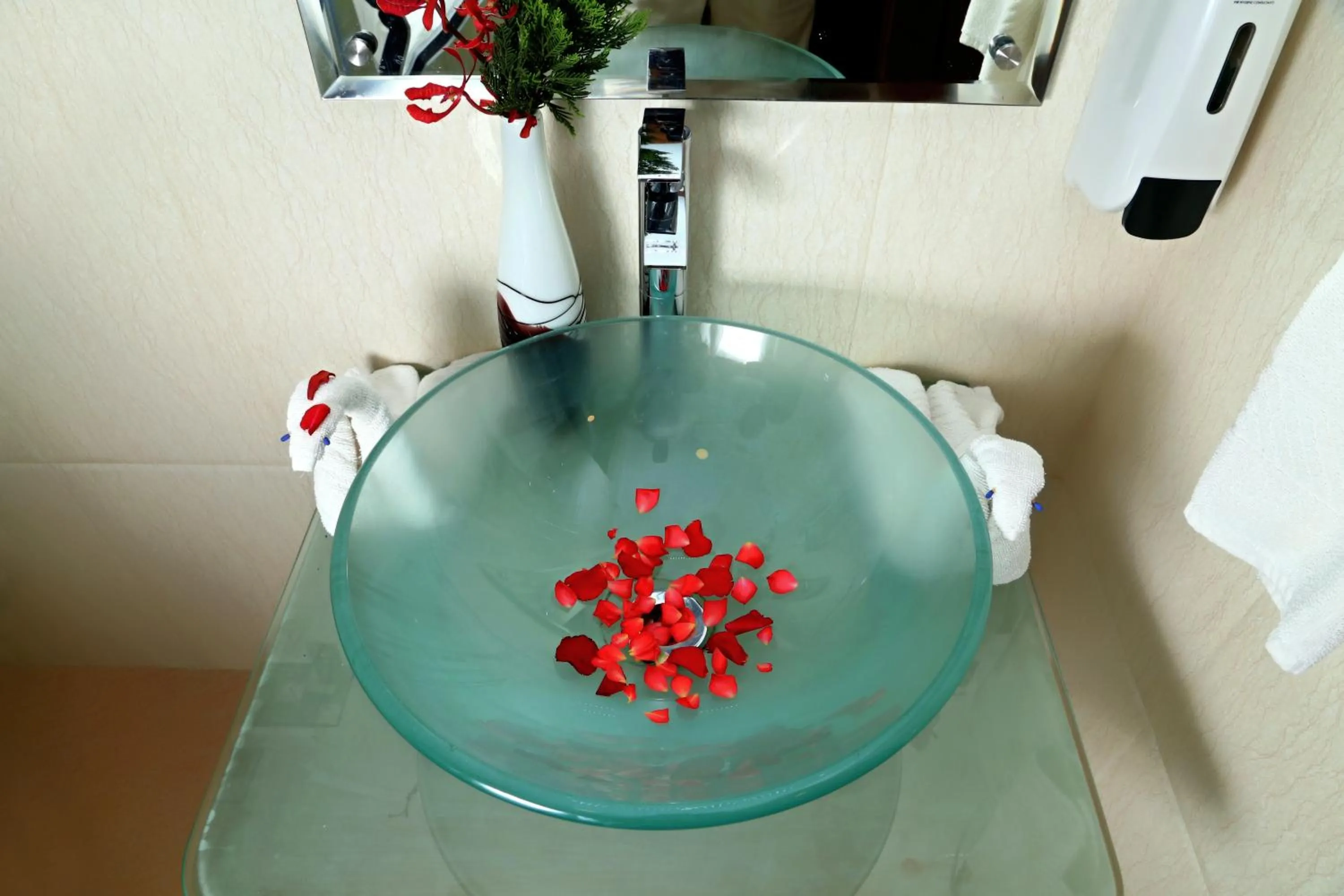 Bathroom in Gokulam Park Hotel & Convention Centre