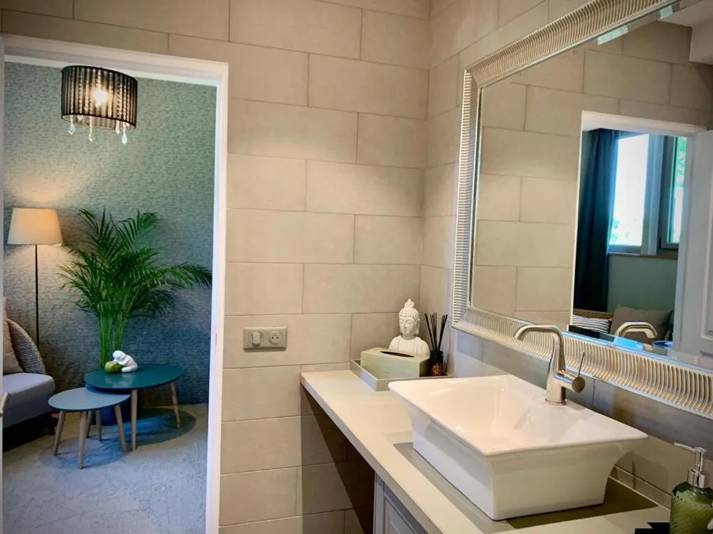 Shower in La Bastide de Barbizon