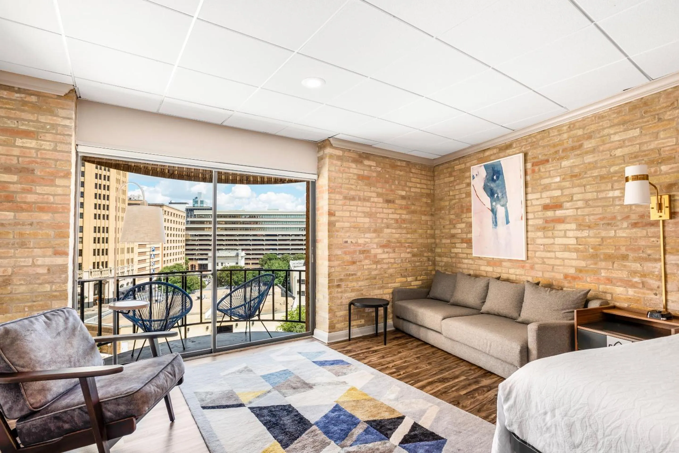 Bed in Riverwalk Plaza Hotel