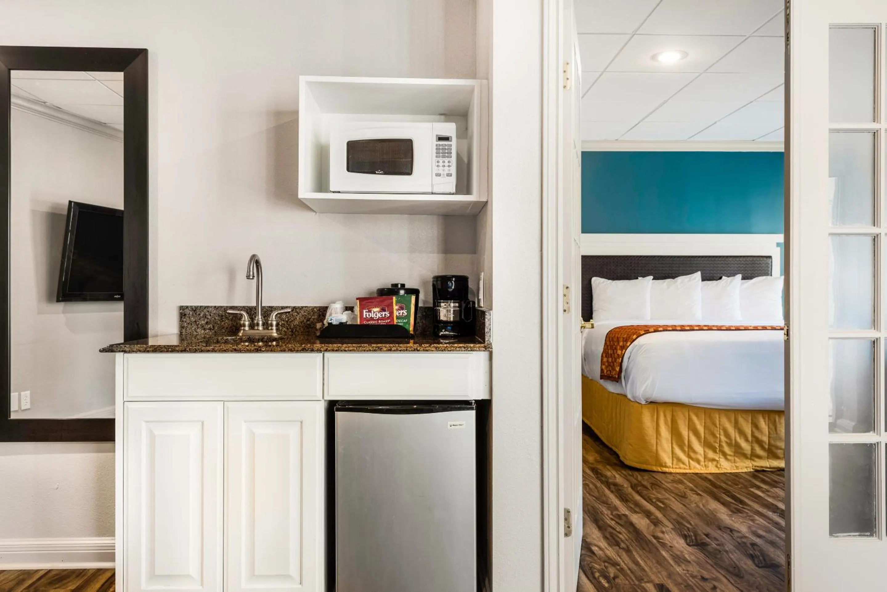 Bed in Riverwalk Plaza Hotel