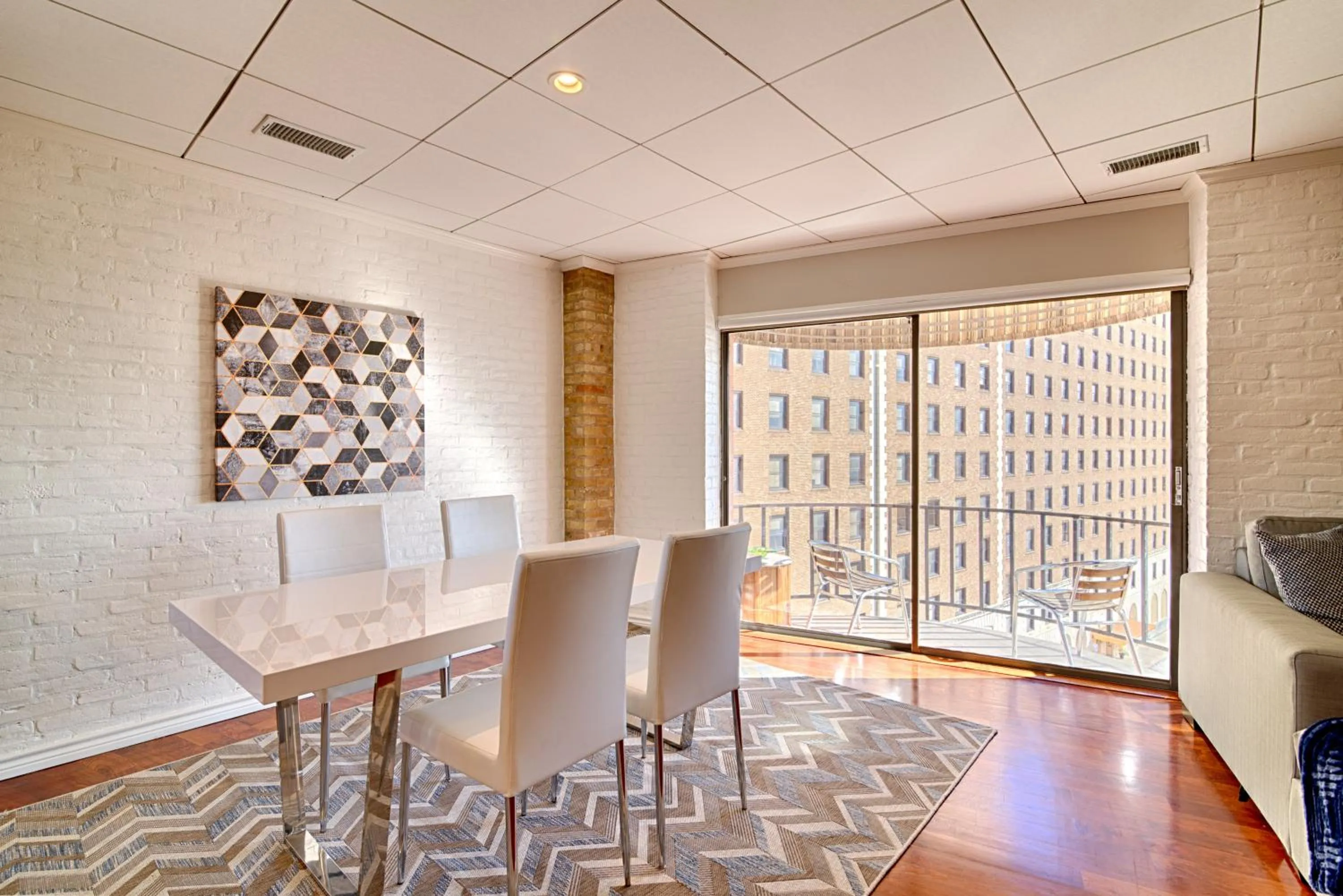 Dining area in Riverwalk Plaza Hotel
