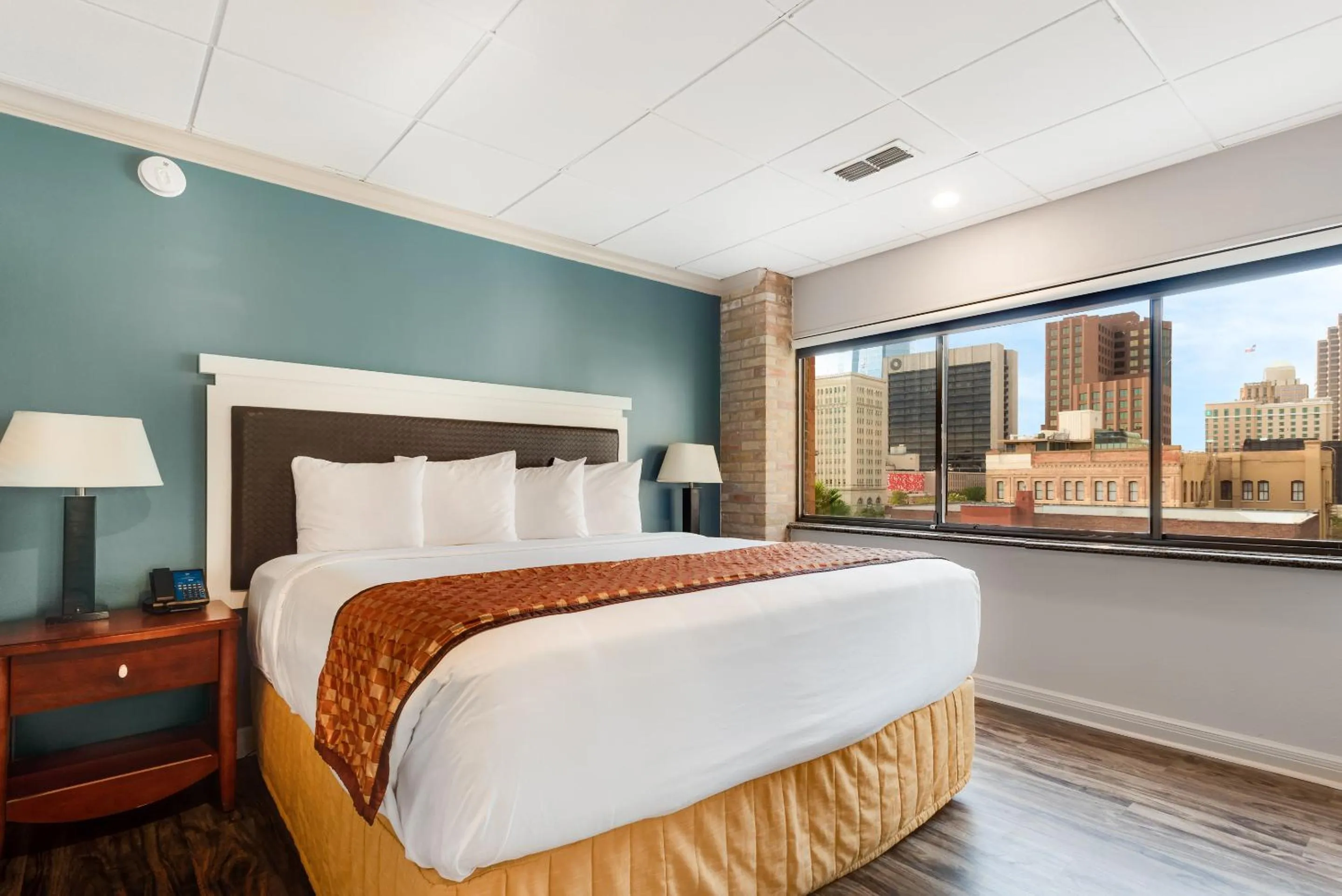 Bed in Riverwalk Plaza Hotel