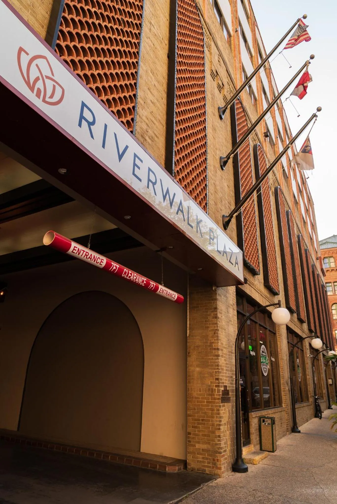 Facade/entrance in Riverwalk Plaza Hotel