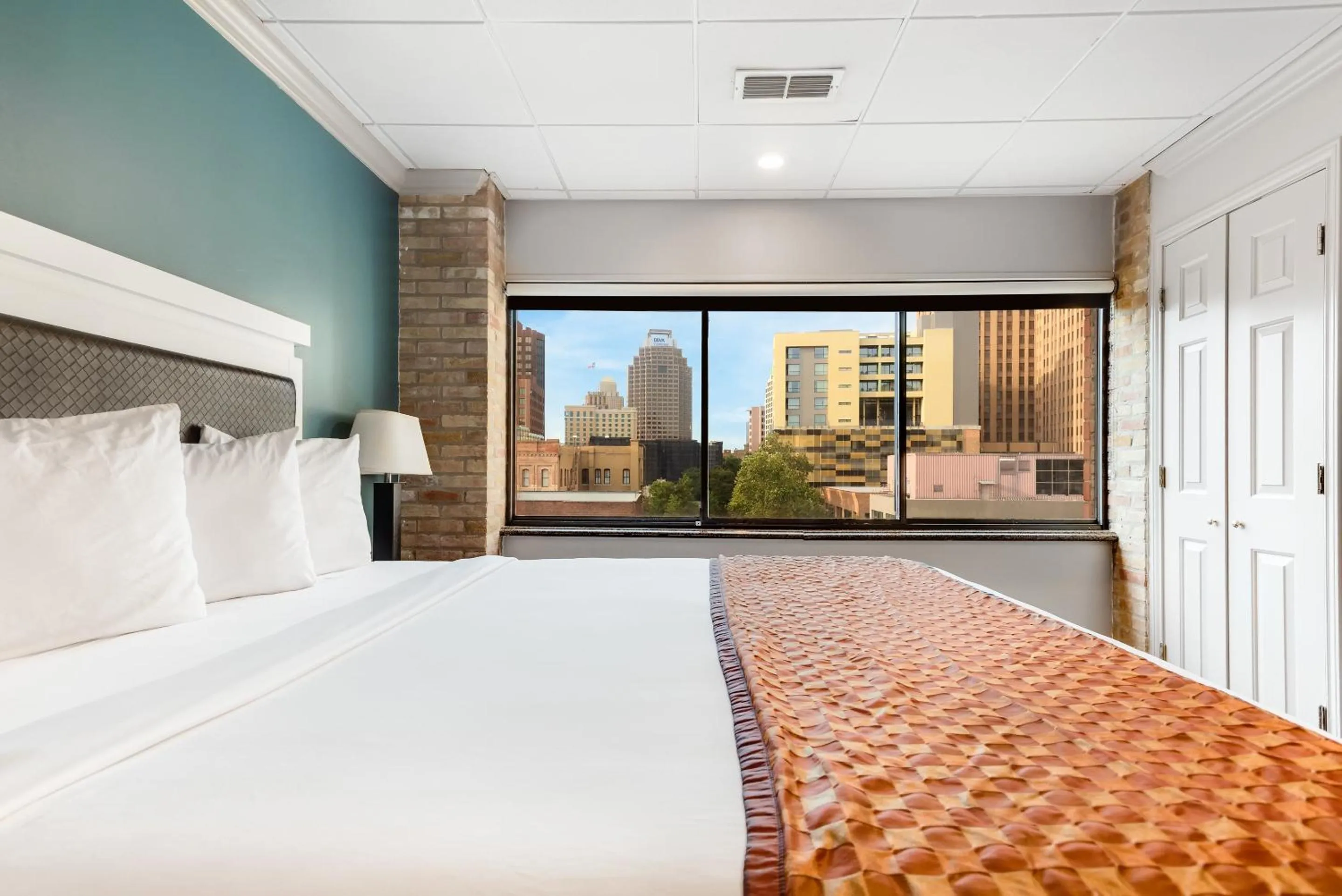 Bed in Riverwalk Plaza Hotel