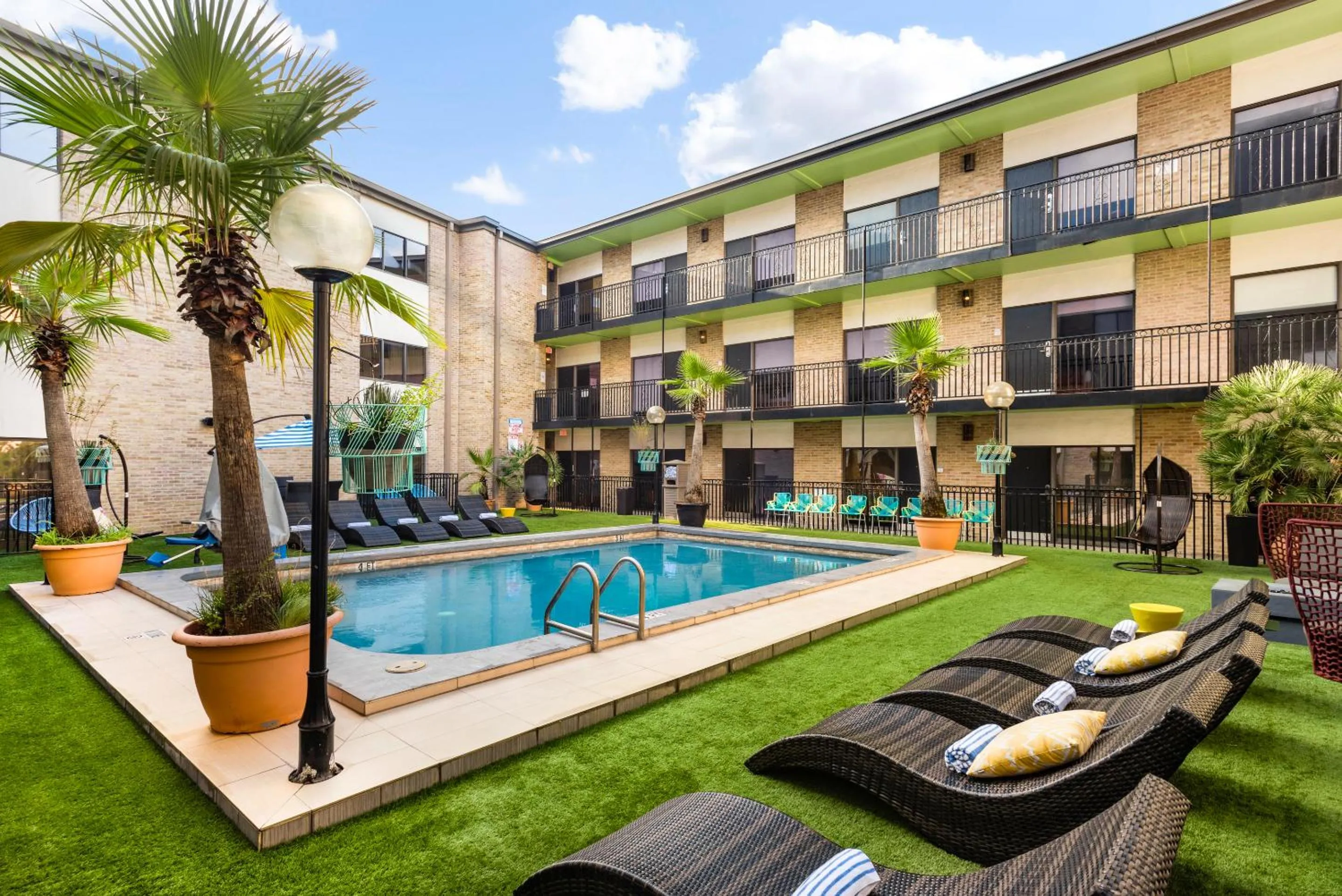 Swimming pool in Riverwalk Plaza Hotel