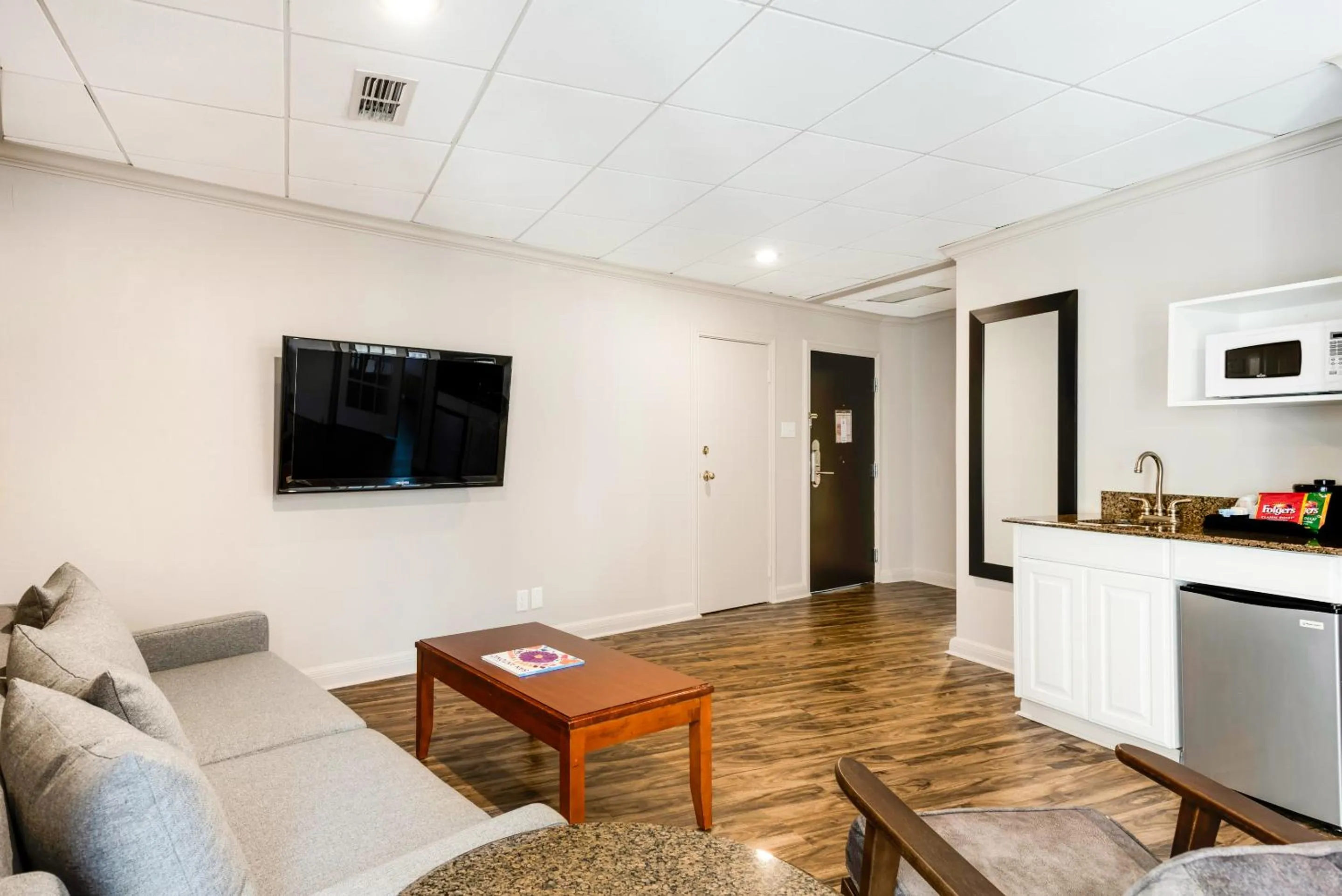 Riverwalk Plaza Hotel