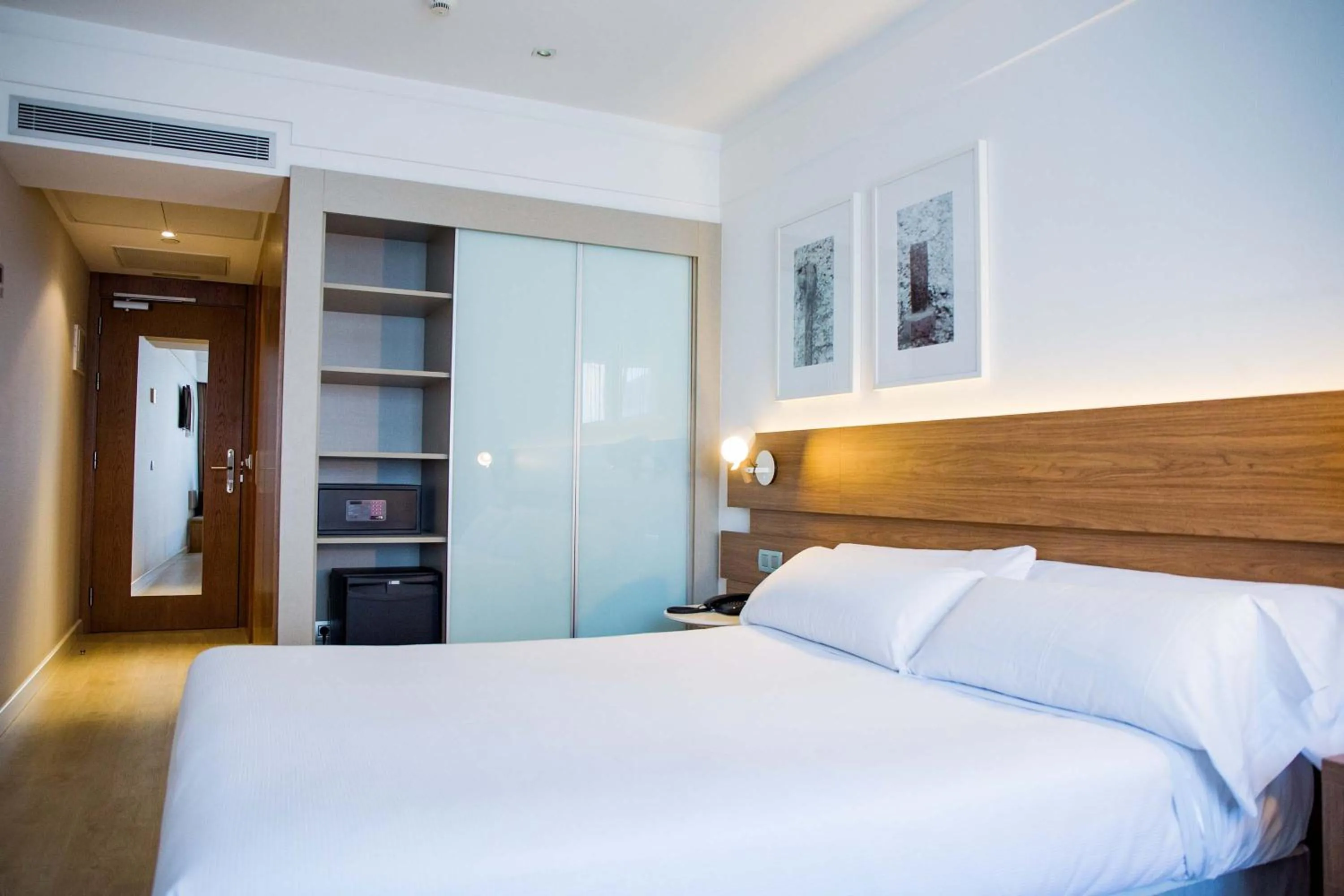 Photo of the whole room, Bed in Hotel Gelmírez