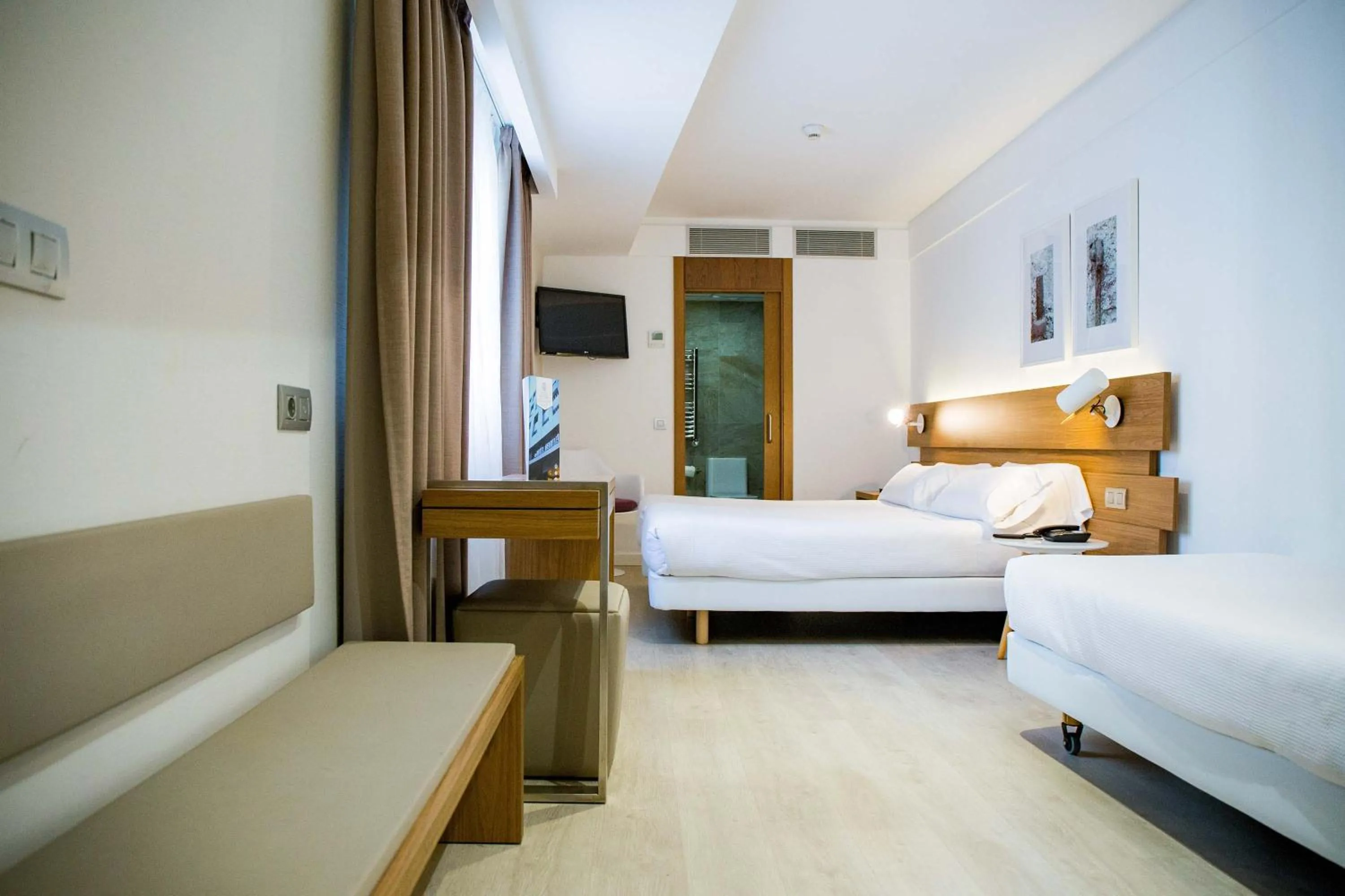 Photo of the whole room, Bed in Hotel Gelmírez