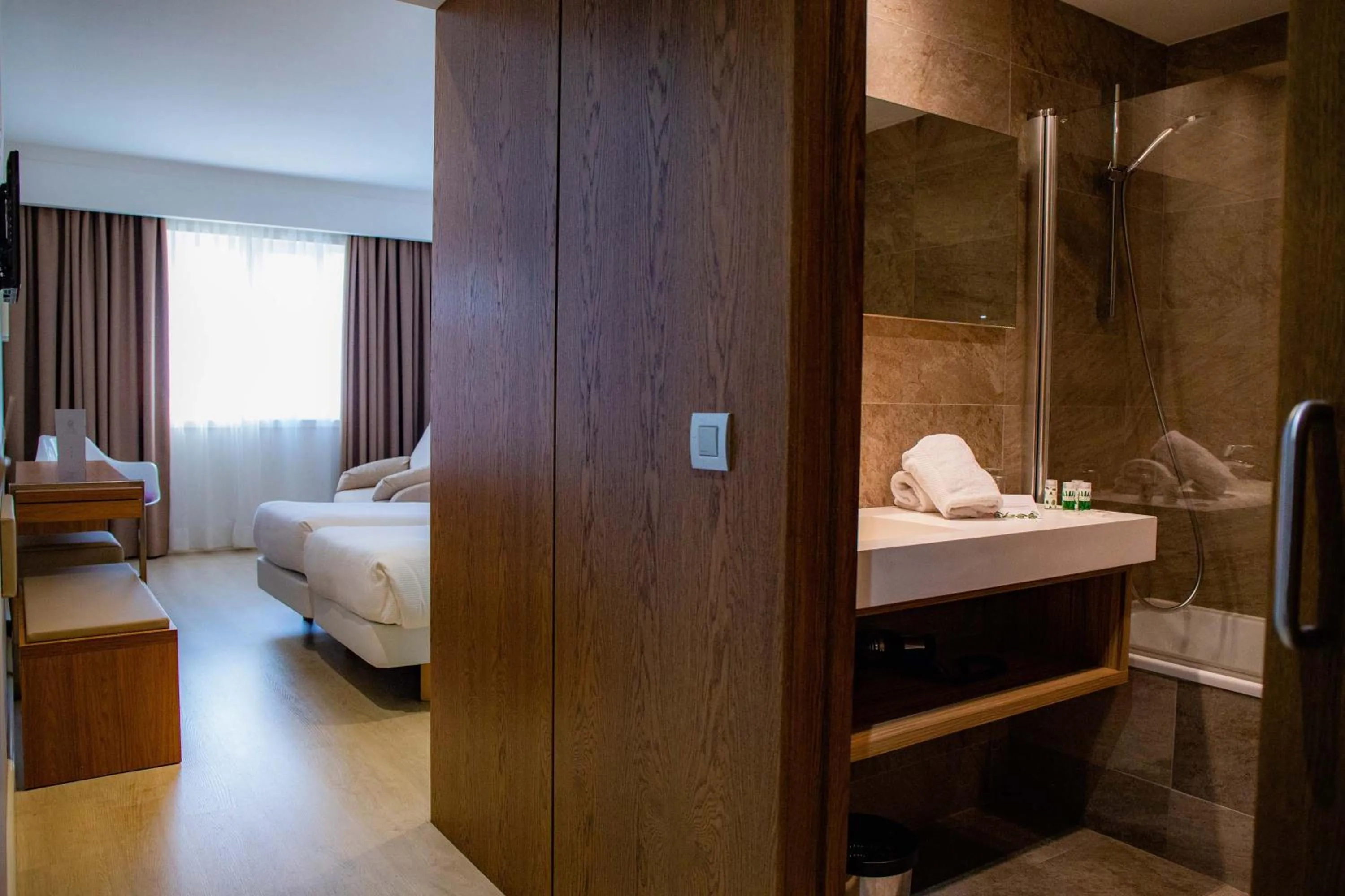 Bathroom, Bed in Hotel Gelmírez