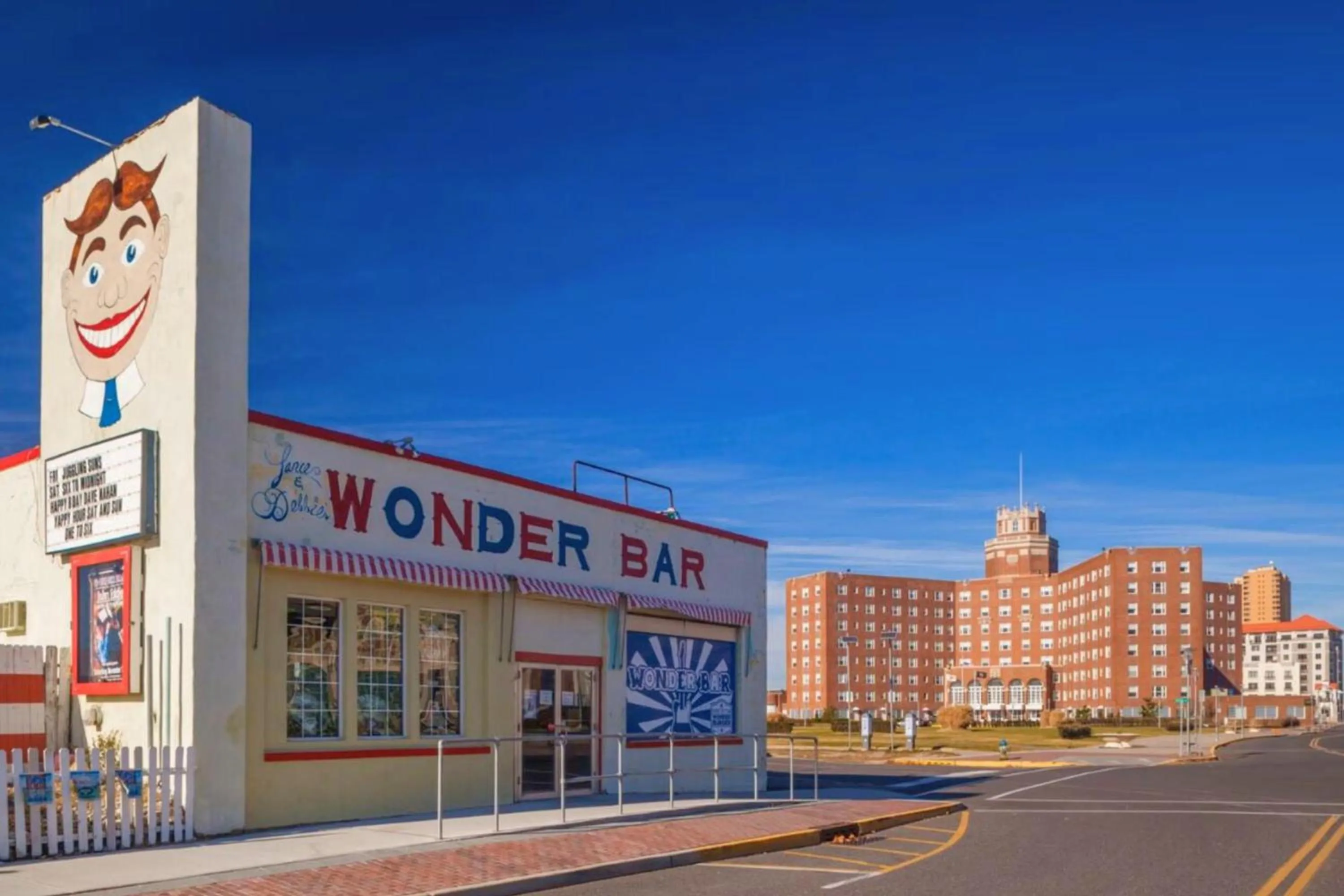 Lounge or bar in Berkeley Oceanfront Hotel