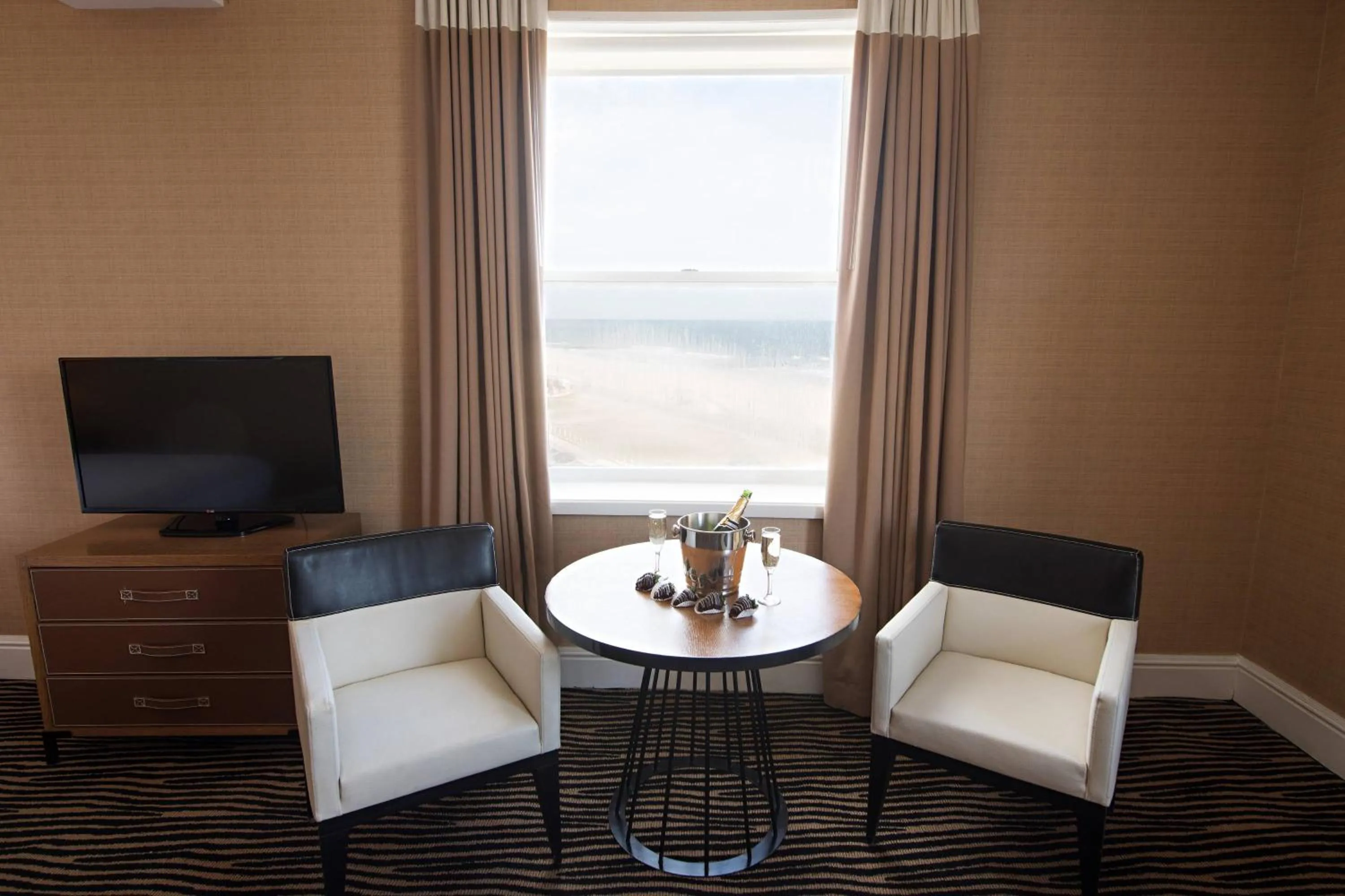 Living room in Berkeley Oceanfront Hotel