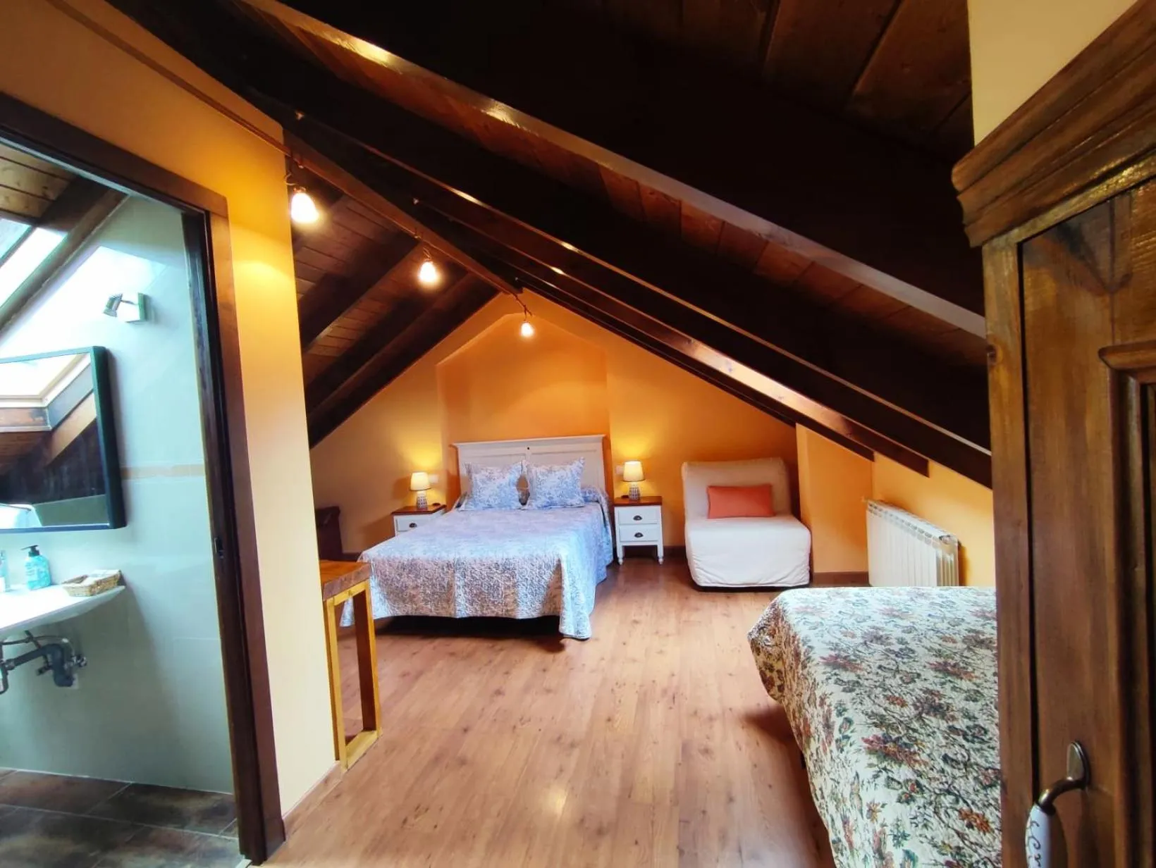 Family Double Room in Hotel Rural Pajarapinta