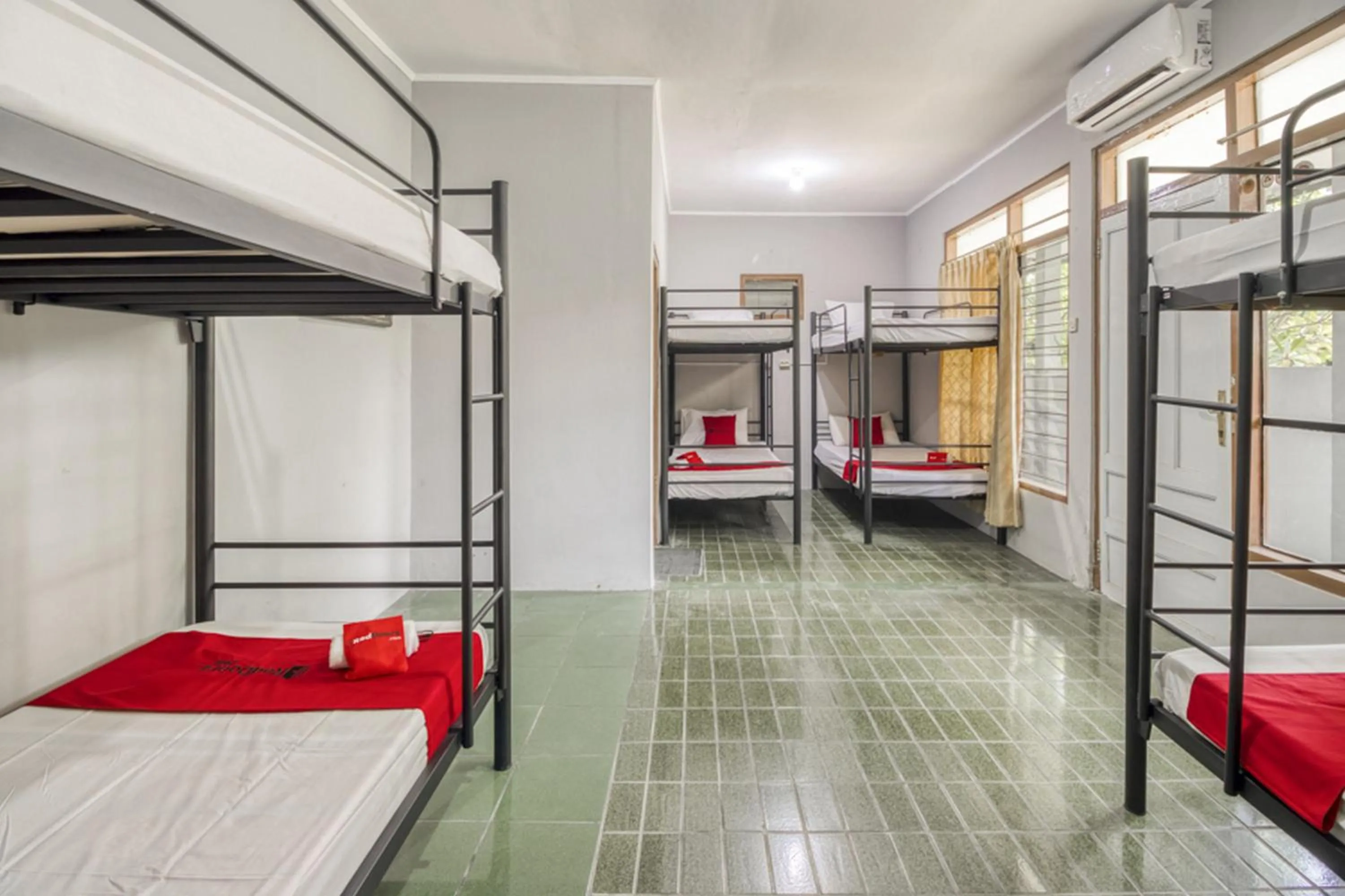 RedDoorz Hostel near Adisucipto Airport Yogyakarta