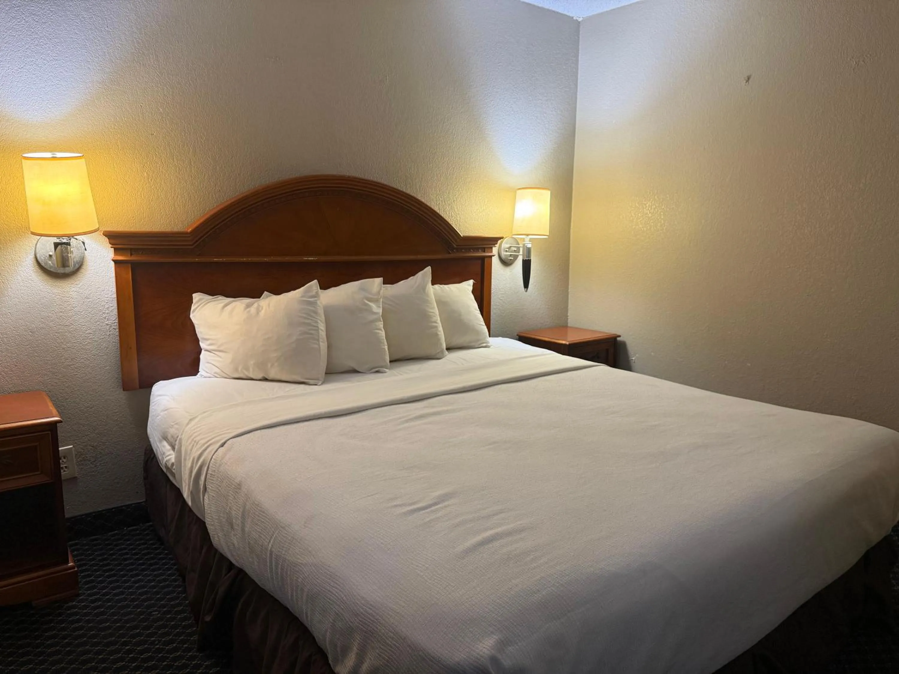 Bathroom, Bed in Homegate Studios & Suites San Antonio Medical Center