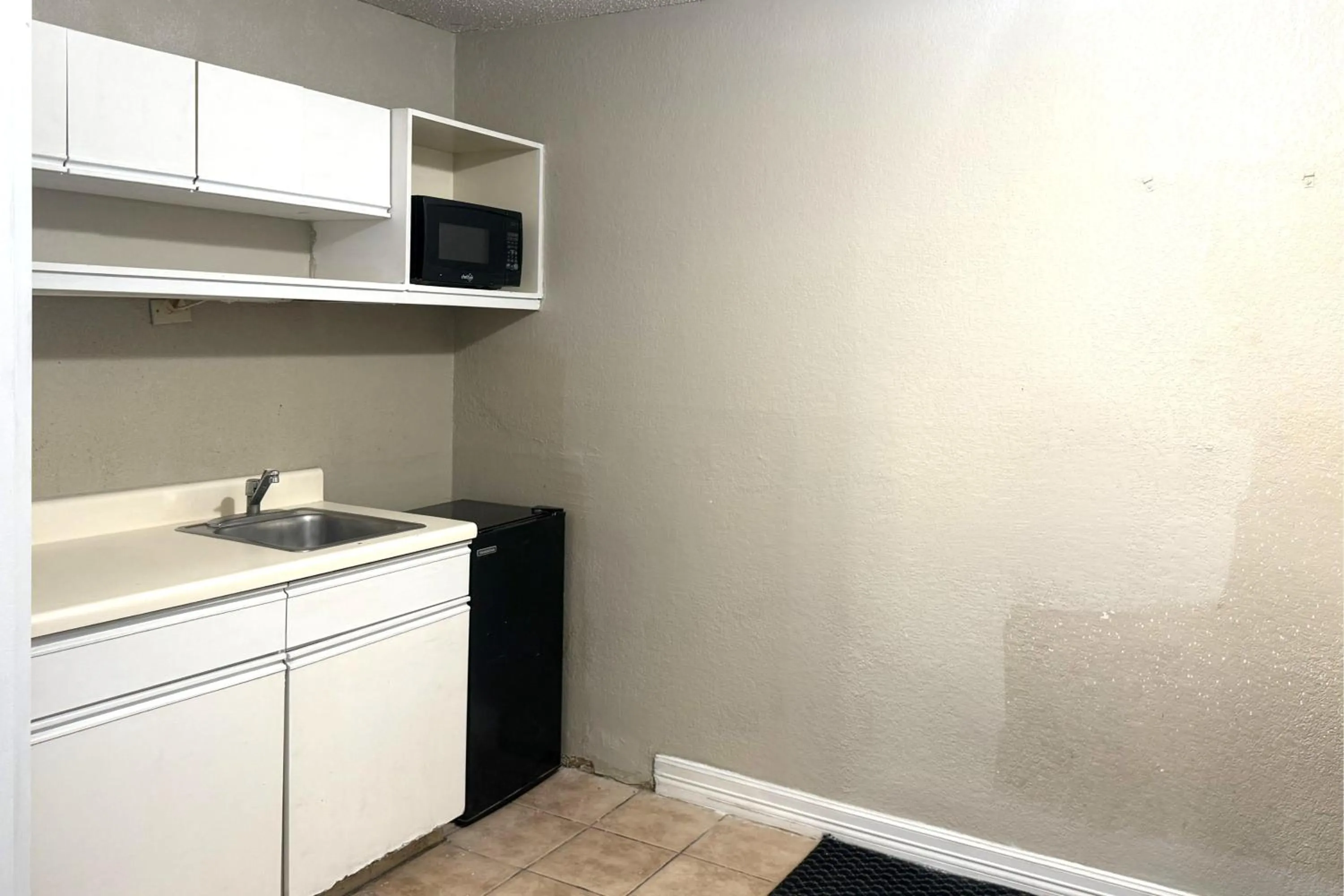 Kitchen or kitchenette in Homegate Studios & Suites San Antonio Medical Center