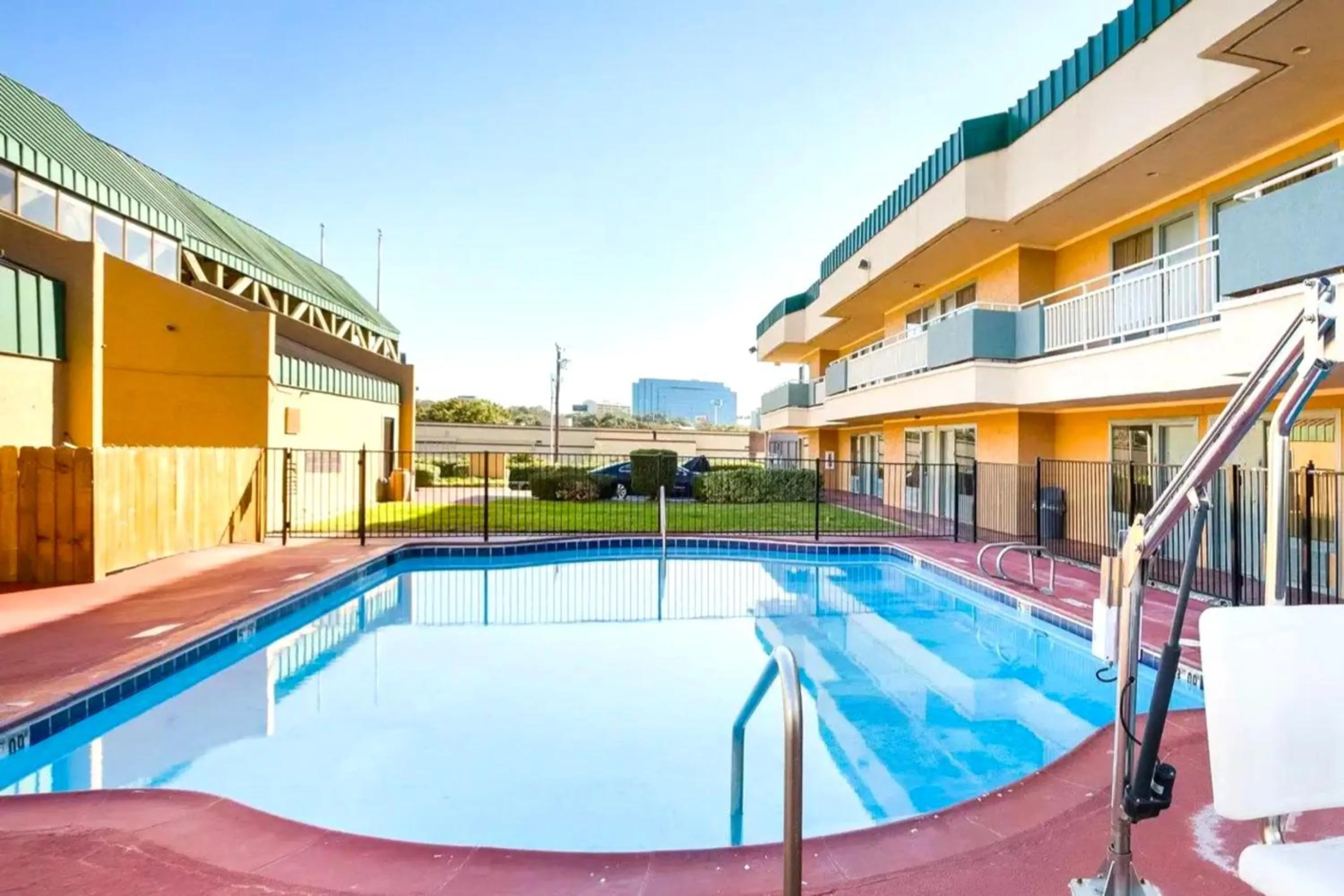 Swimming pool in Homegate Studios & Suites San Antonio Medical Center