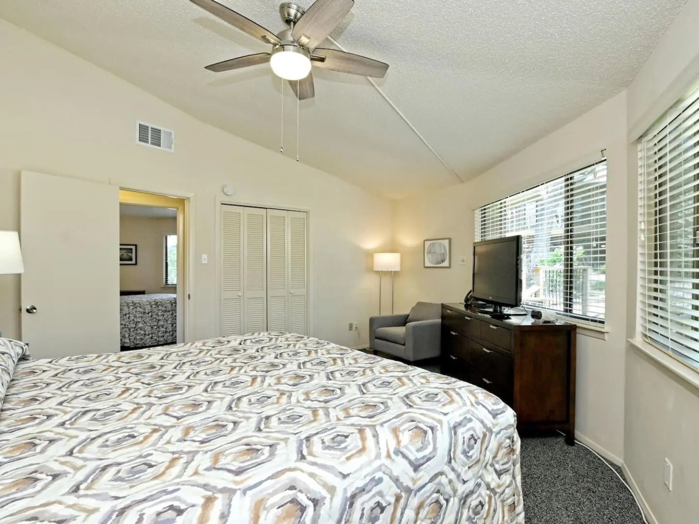 Bed in Treehouse Bungalow - Community PoolHot Tub #17