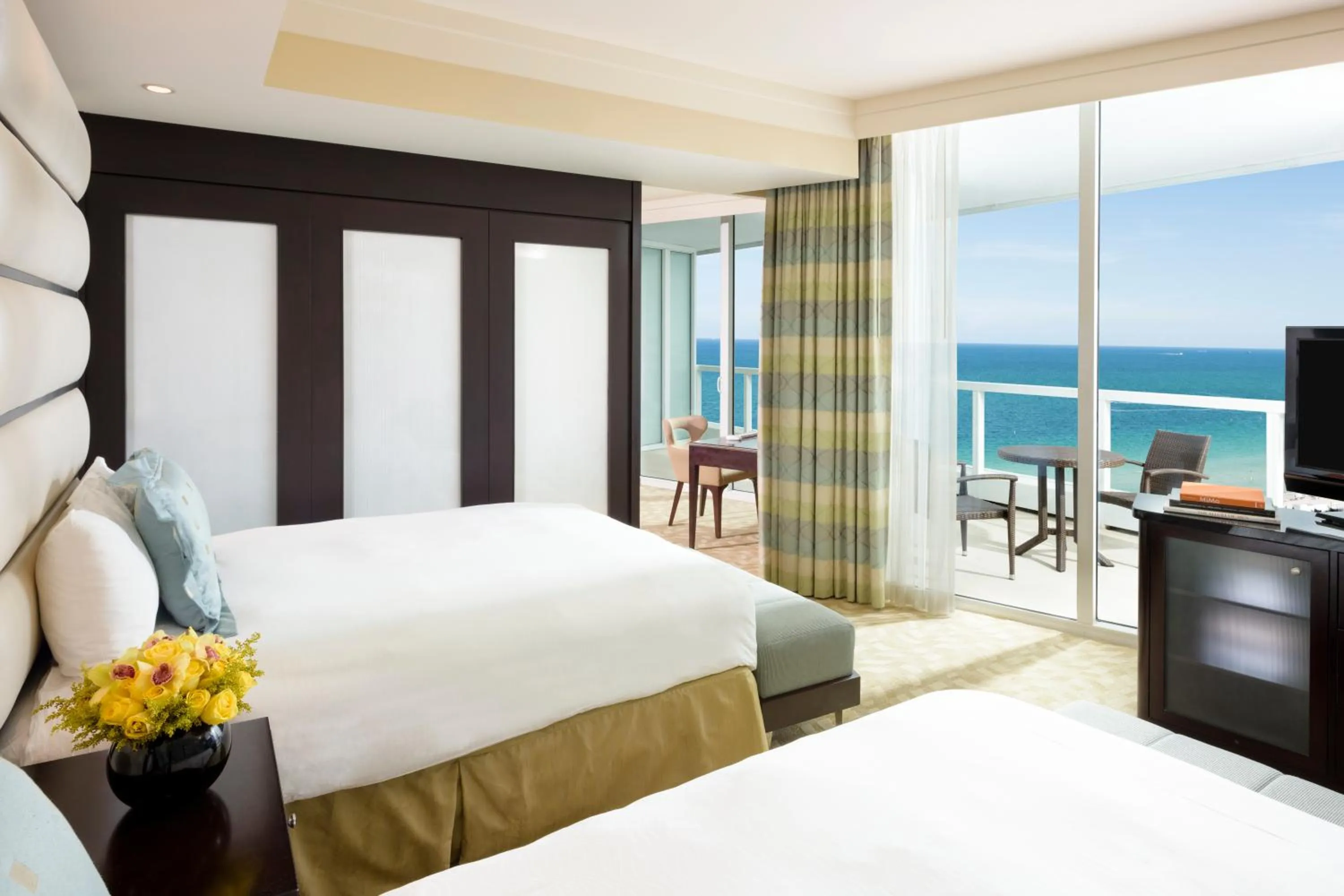 Sea view, Bed in Fontainebleau Miami Beach
