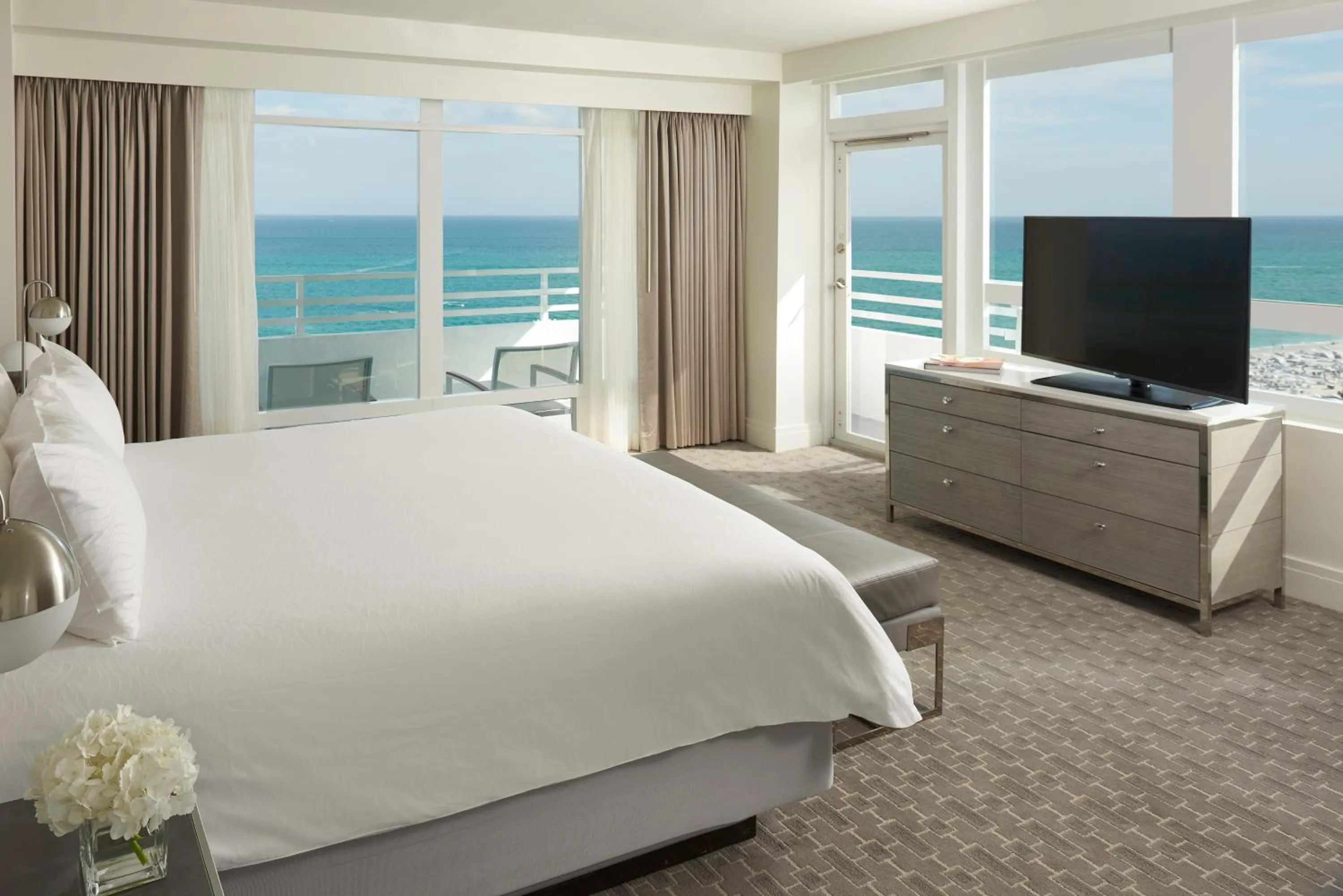 Sea view, Bed in Fontainebleau Miami Beach