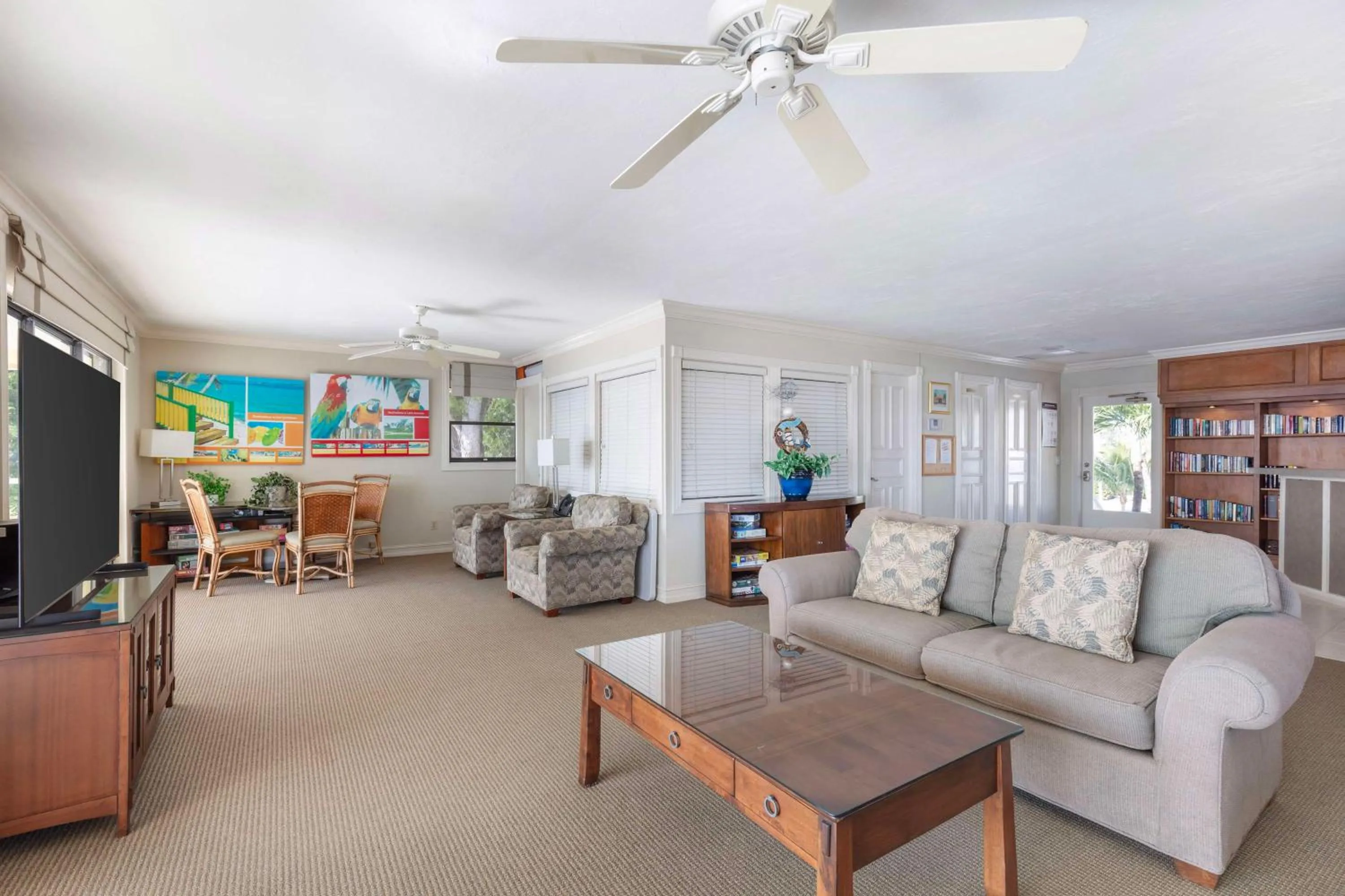 Living room in Hilton Vacation Club Charter Club Naples Bay