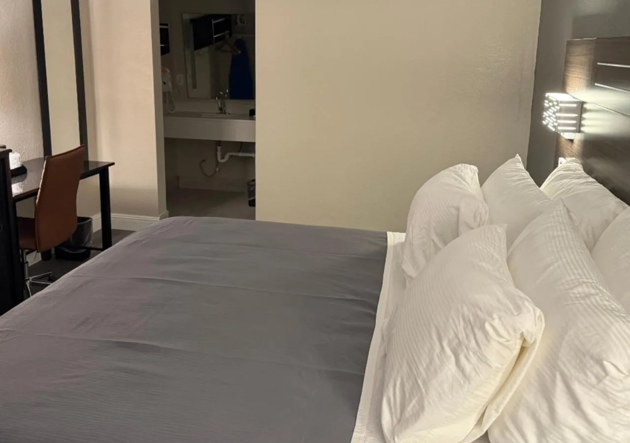 room service, Bed in Lx Hotel, Powered by ACW Circle