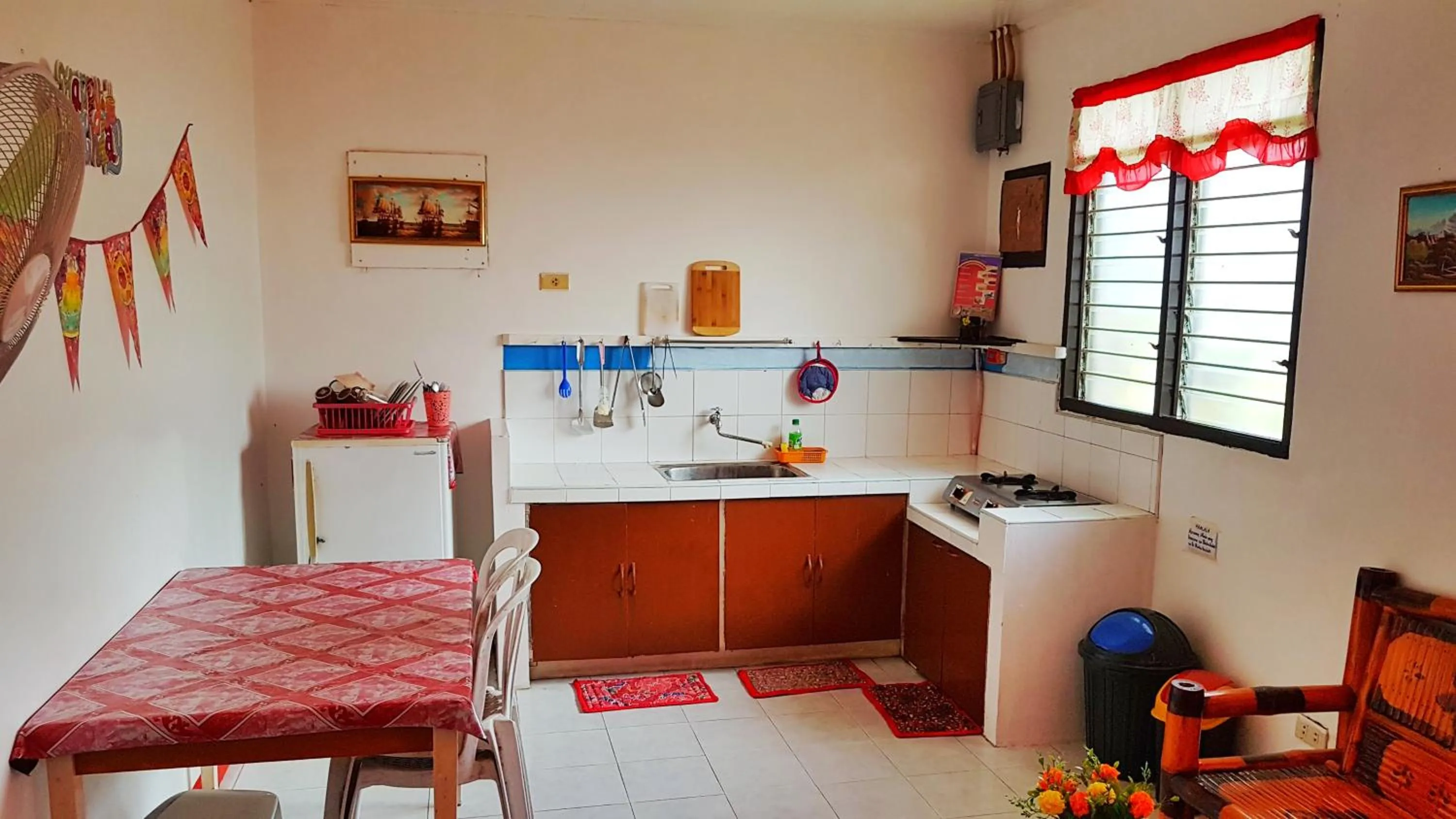 Kitchen or kitchenette in WHITE BEACH GUEST HOUSE