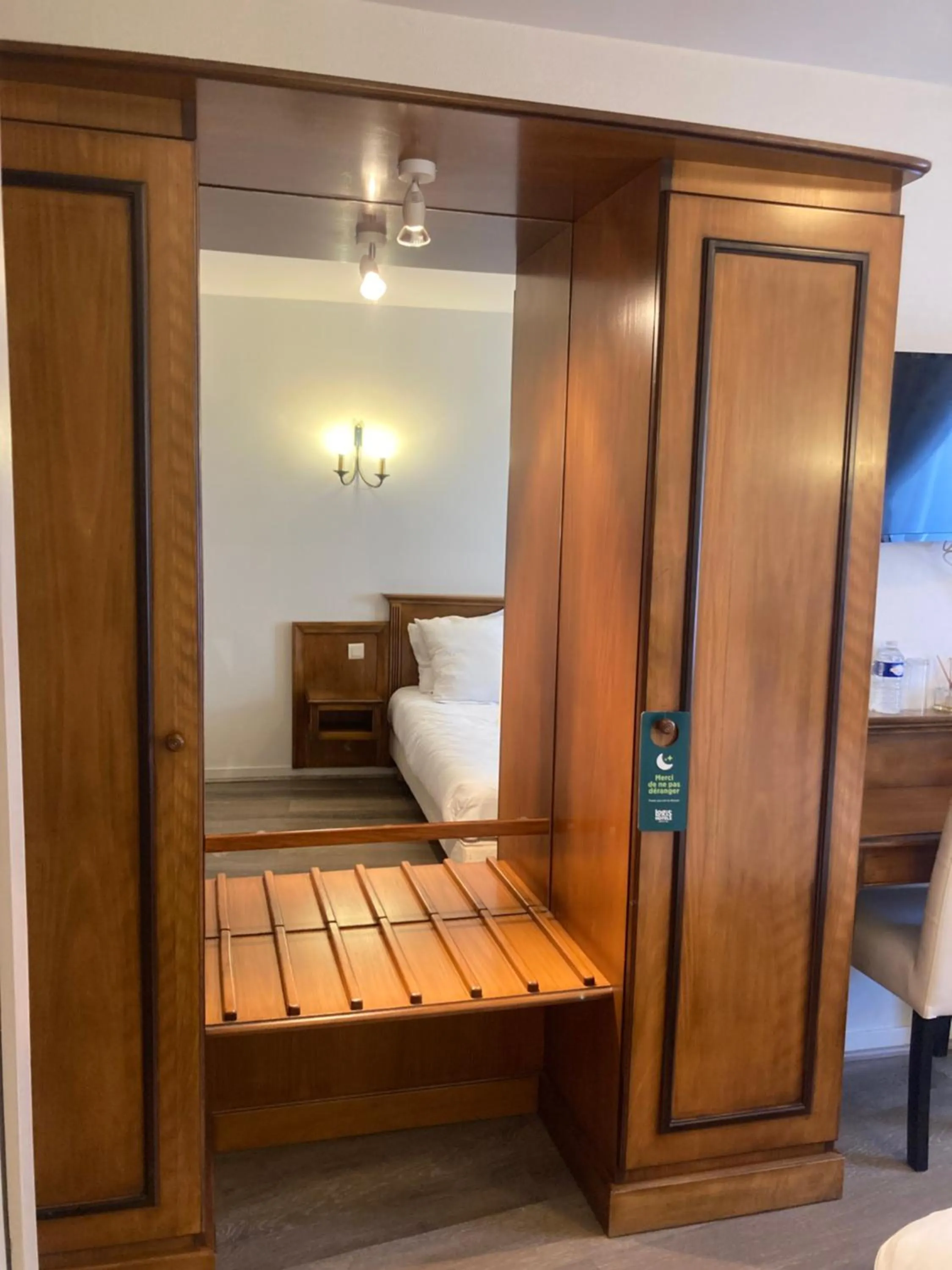 Bed in Logis Hôtel & Restaurant du Sauvage